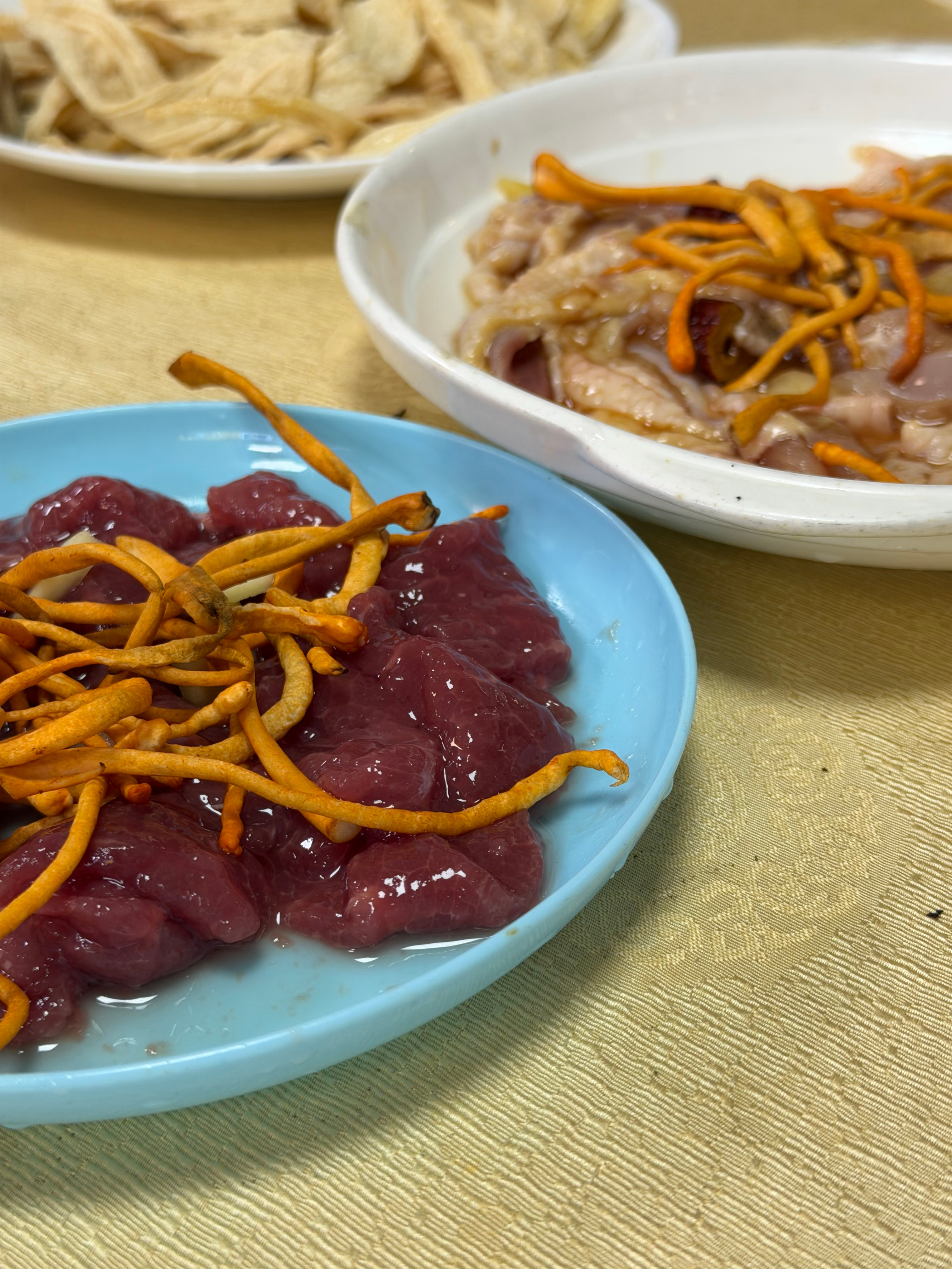 顺德的美食真的是太好吃，这个桑拿鸡吃上一次，就让我和小翠到现在都念念不忘。而且别