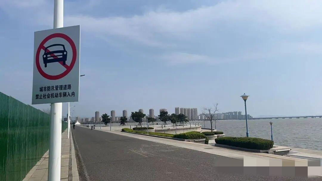 青岛高新区东方伊甸园景区南侧道路交叉口防潮坝一侧将封闭施工，封闭时间为1年，封闭