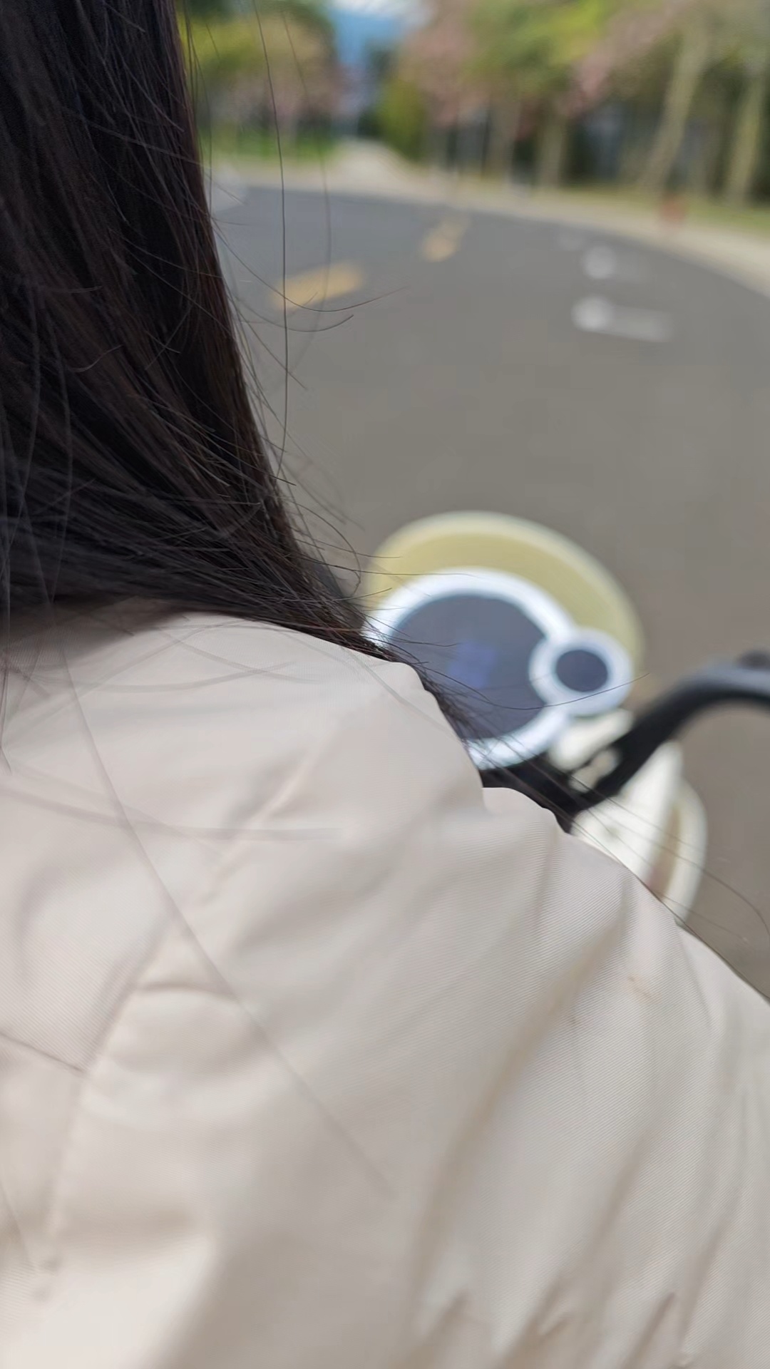 岛上没啥通行工具，1.8公里的路实在不想走了。朵姐就租了个小电驴带我去吃午饭，2