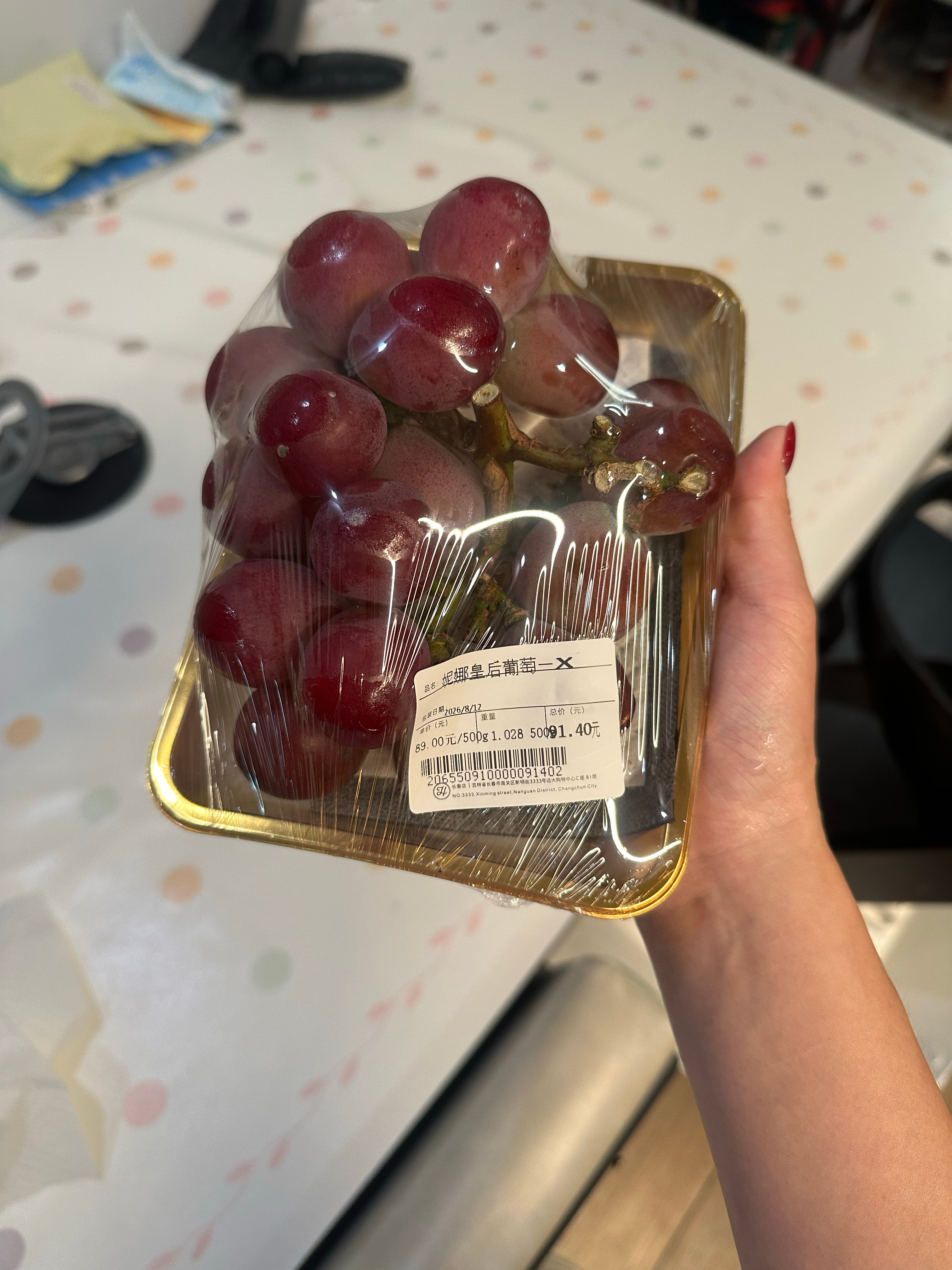 去超市买了三四样水果两瓶啤酒两个酸奶，一结账200多，我瞅着就一小兜也没多少，仔
