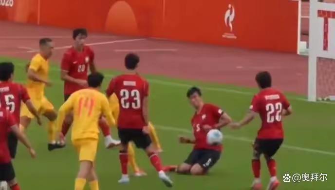 这次中国足协该醒悟了，裁判就这样对待中国队，近乎明目张胆，中国足协再不出手，中国