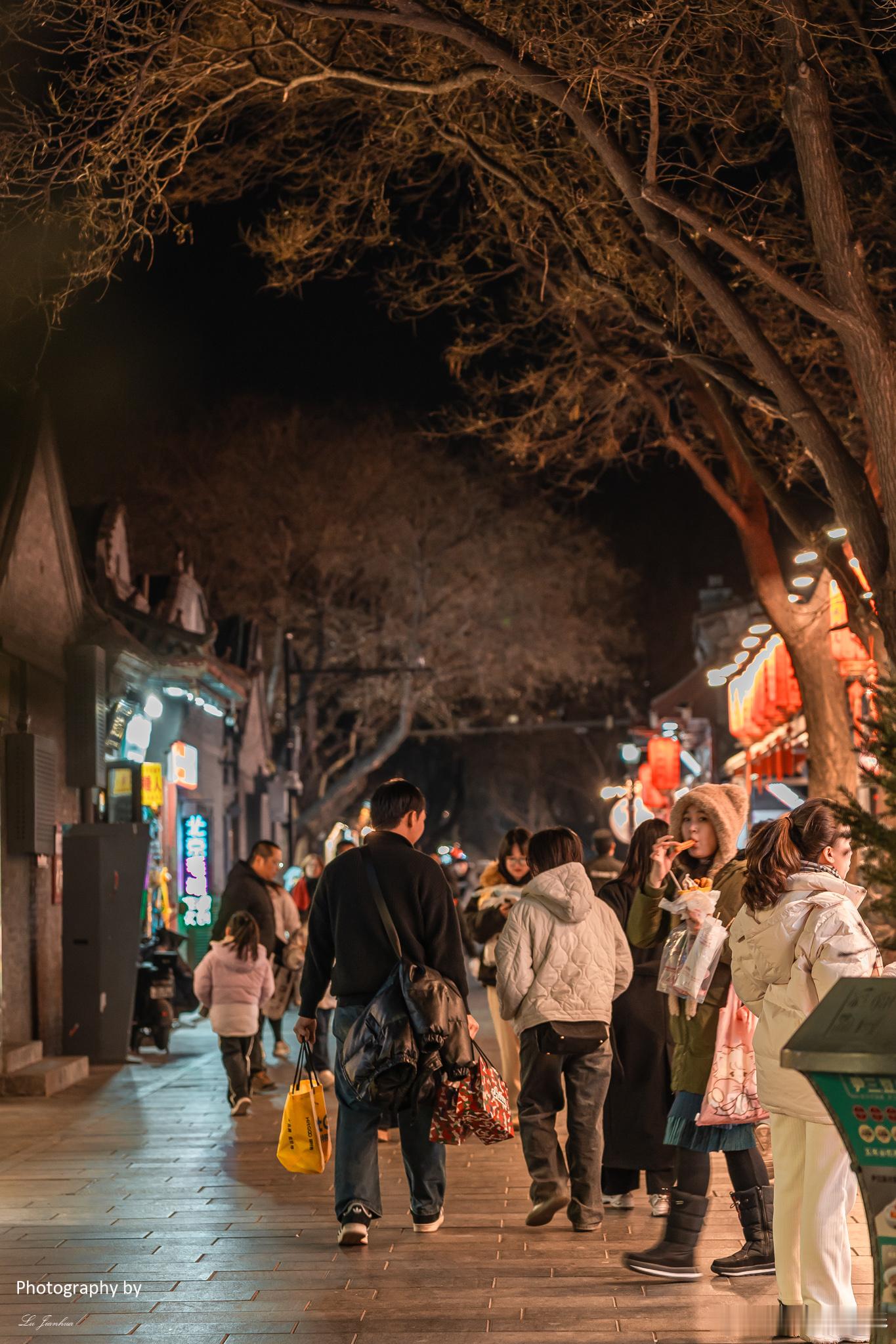 冬日夜游北京南锣鼓巷，感受着老北京城的独特魅力。冬夜的南锣，静谧而美丽，仿佛时间