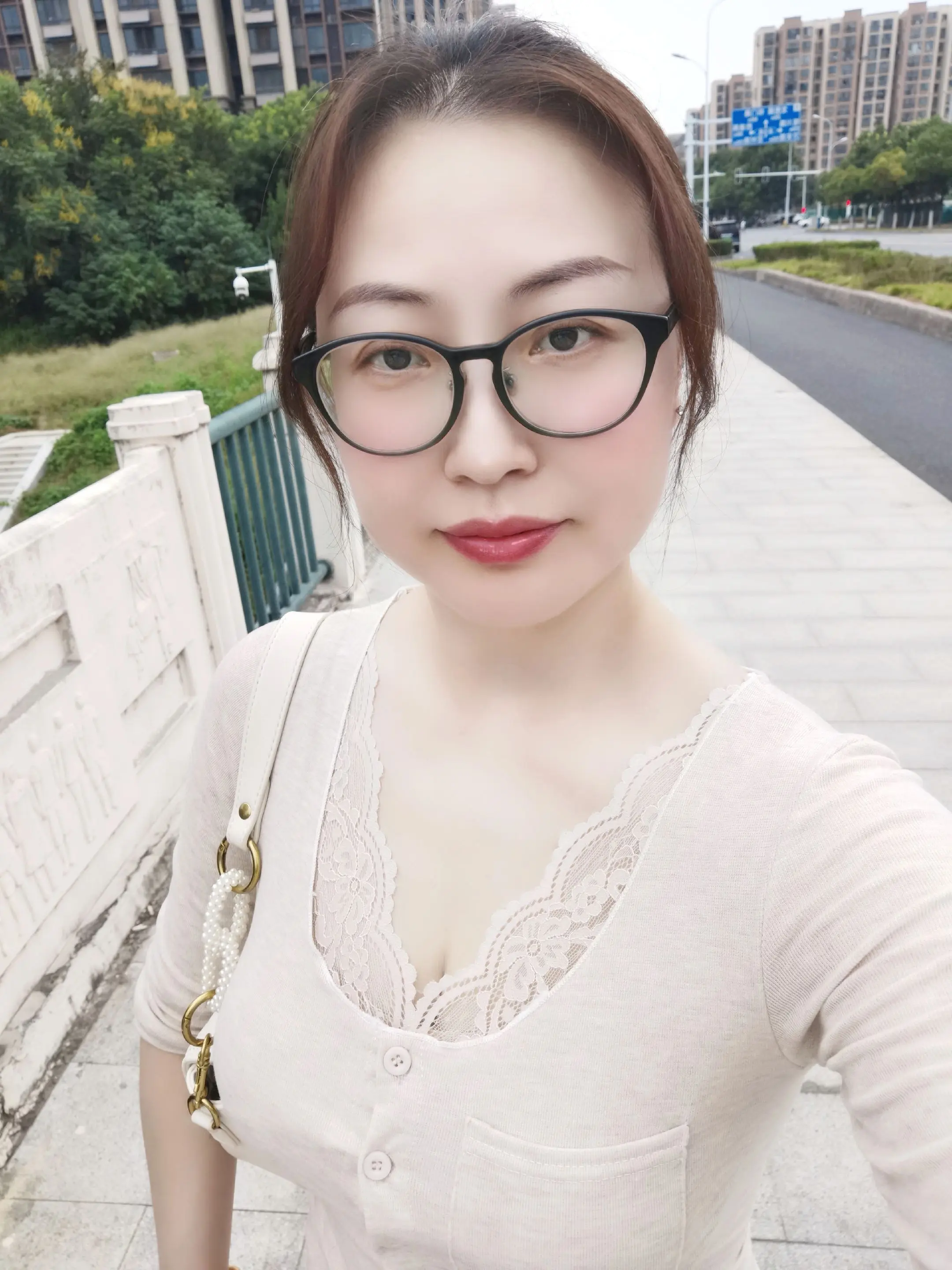 小时候守着电视看济公，走路哼着刘欢的歌。现在他们一个个走了，才发现青春...