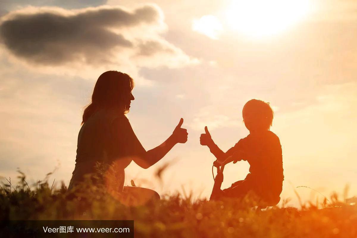 母子之间不用避嫌？说一个同事的故事，我这个同事25岁，北方人，暂且称为A。有一次