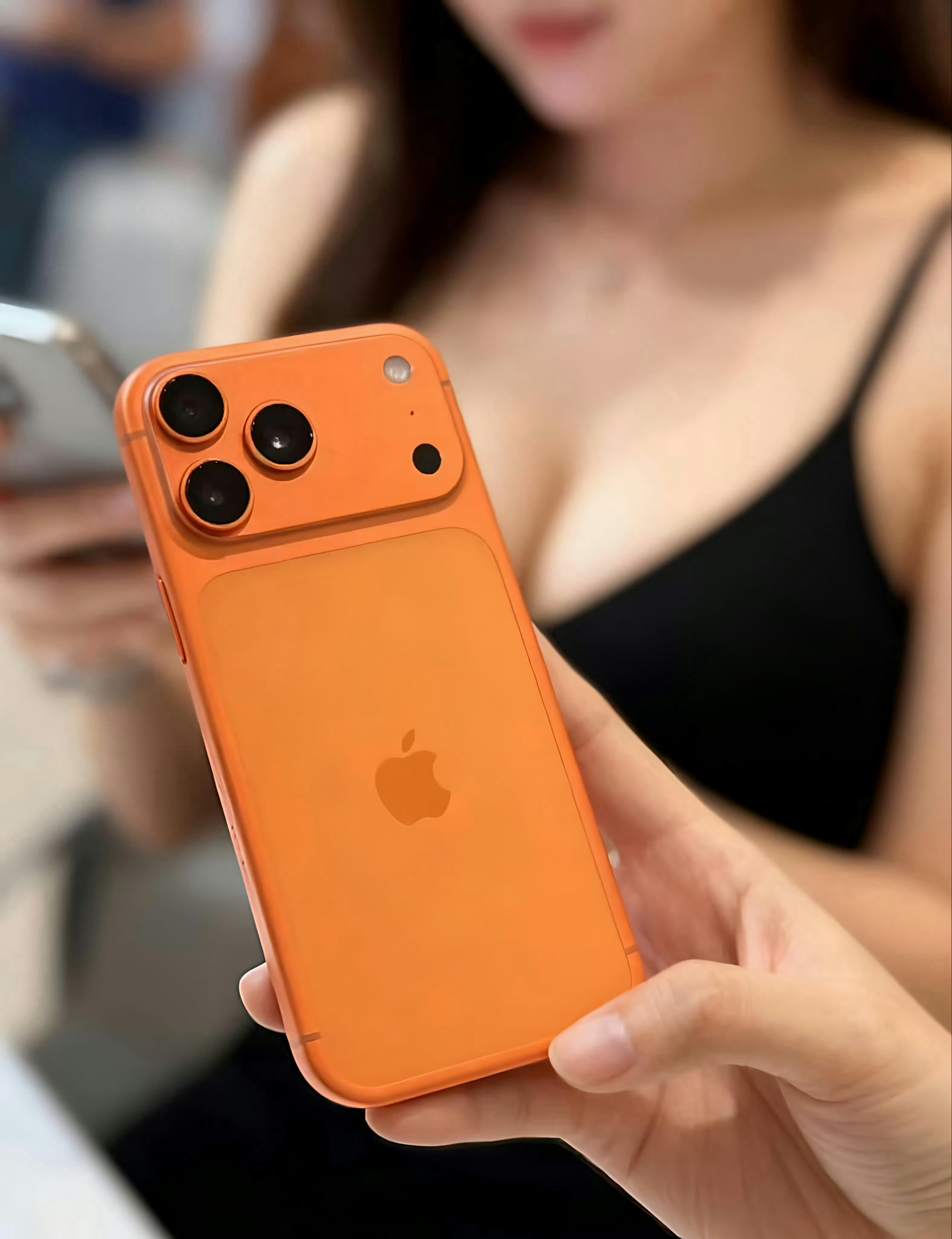 iPhone17今日上市 中午去店里取机，只用加999的配件钱，感觉还能接受[d