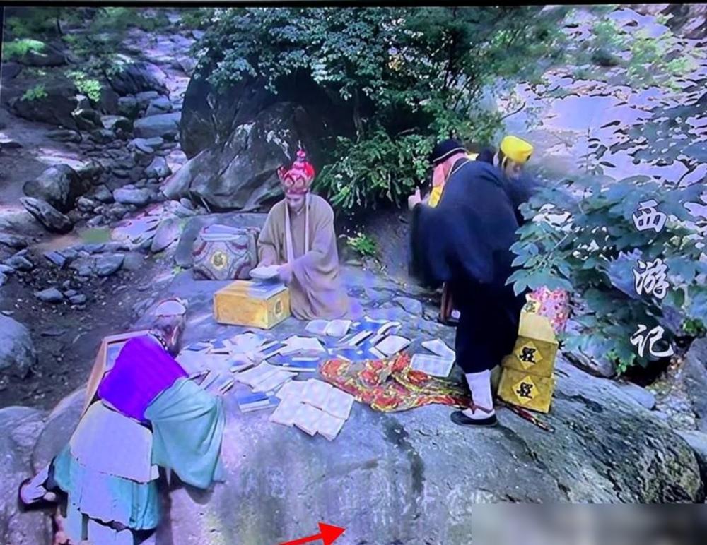 4K技术真是这届怀旧党的克星，硬生生把晒经石上的“神迹”还原成了几坨米汤渍。
