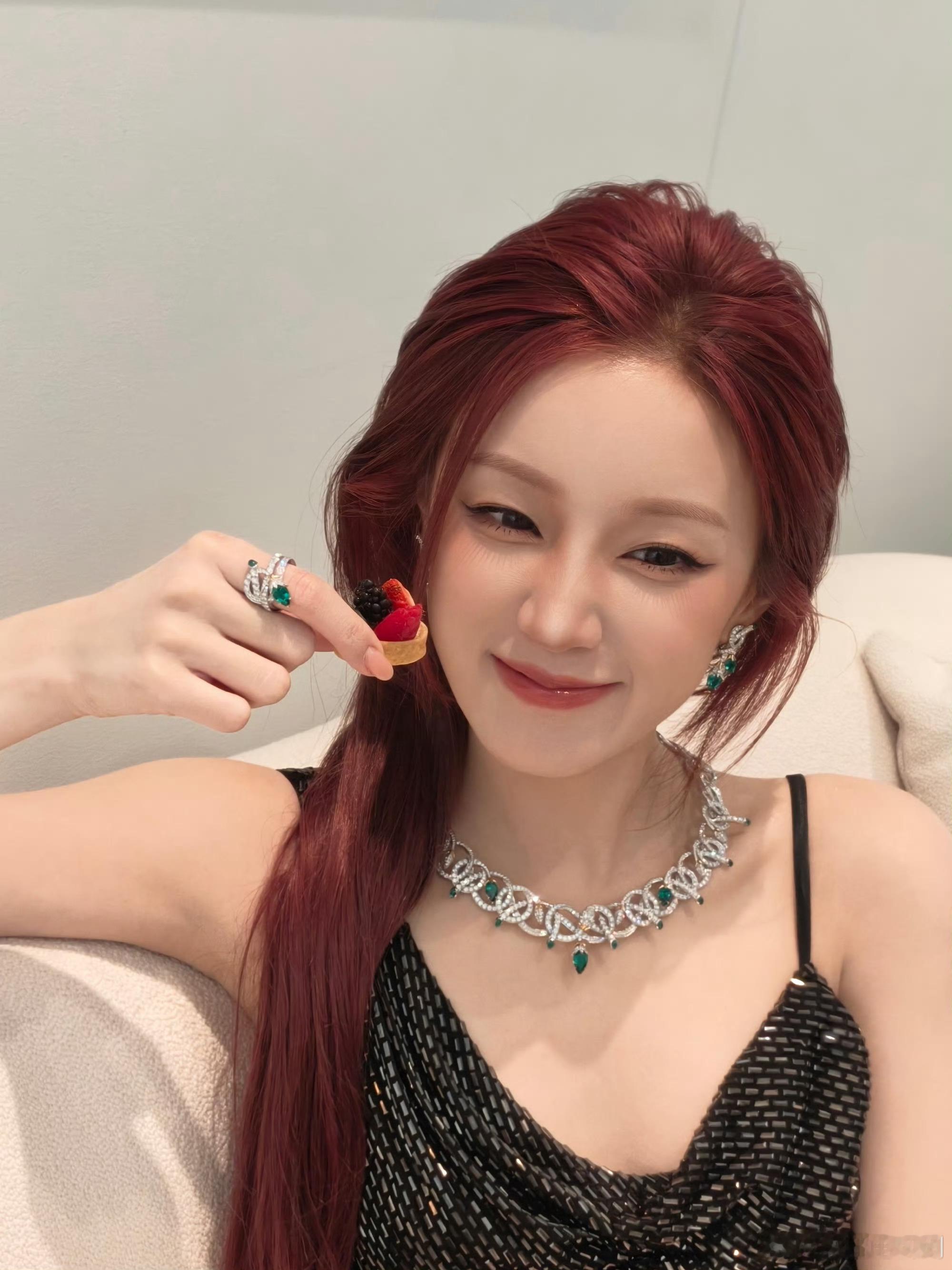 救命！宋雨琦红发造型真的美到我了！随便拍都像大片，又明艳又灵动，冷脸的时候超有气