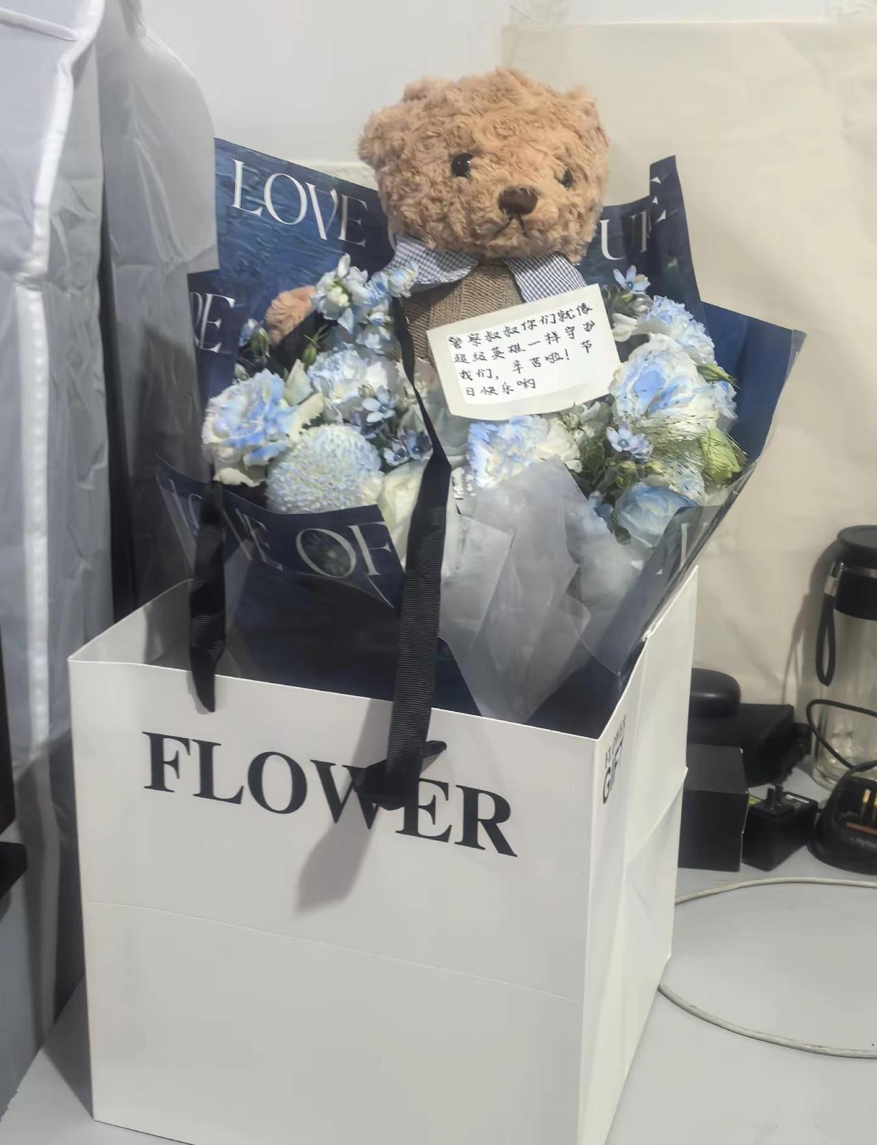 礼物。警察节收到九岁小朋友的一份礼物，孩子没忘记有这样一群人，白加黑、五加二的平