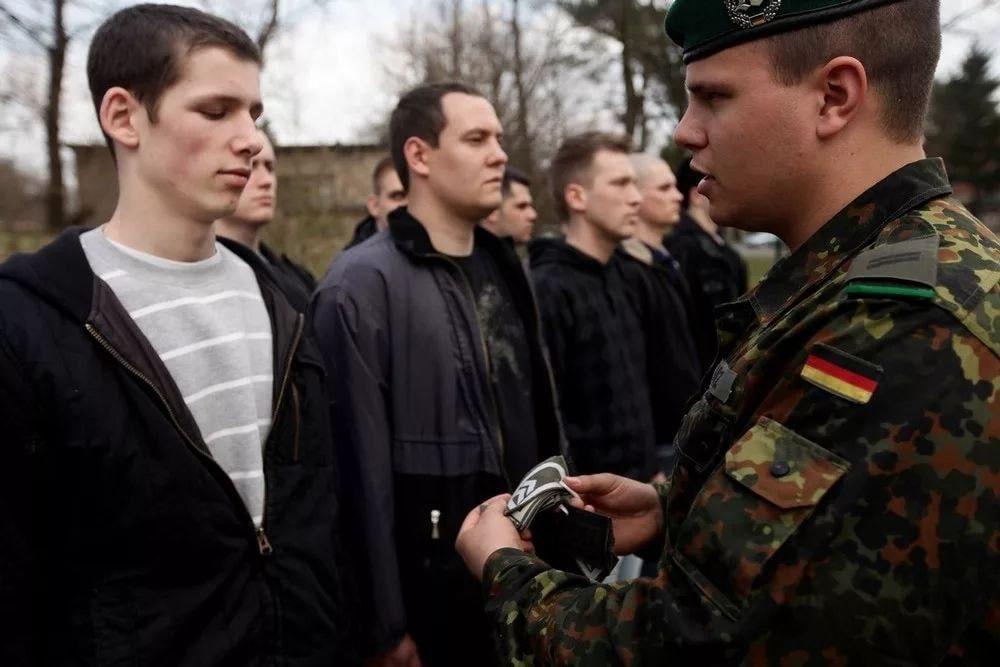 欧洲防务局局长登克公开喊话：欧洲现役军人数量持续减少，唯有恢复义务兵役制才能解决