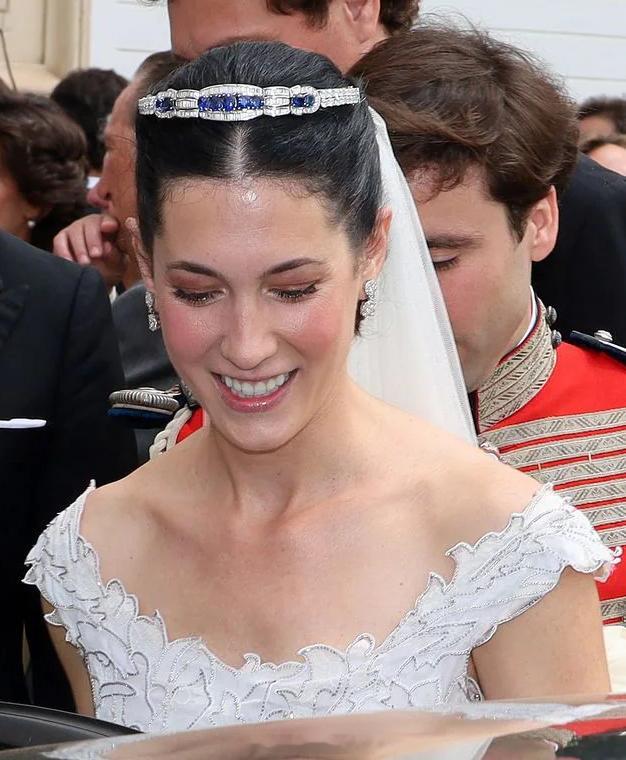 4.11 西班牙普埃布拉·德·卡萨拉侯爵的孙女卡拉·本胡梅亚（31岁）与安东尼奥