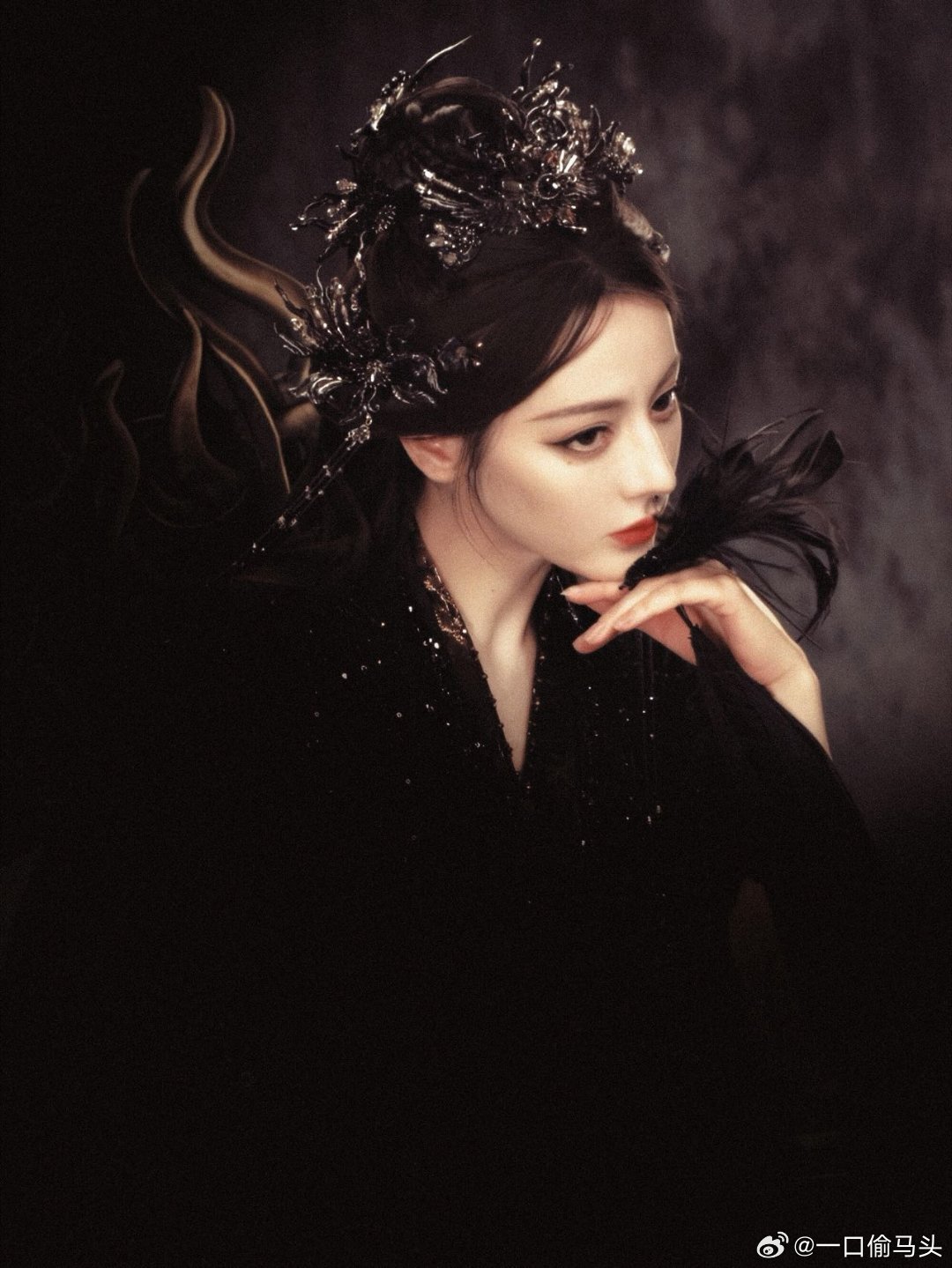 迪丽热巴把羽毛当戒指戴迪丽热巴黑色羽毛戒指黑色羽毛戒指直接封神，自带锋芒的冷艳感