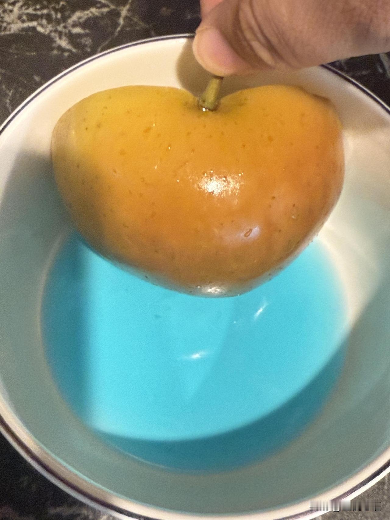 为什么蒸苹果蒸出一滩蓝水？

蒸苹果居然蒸出一滩蓝色的水，比希腊的海还蓝，太诡异