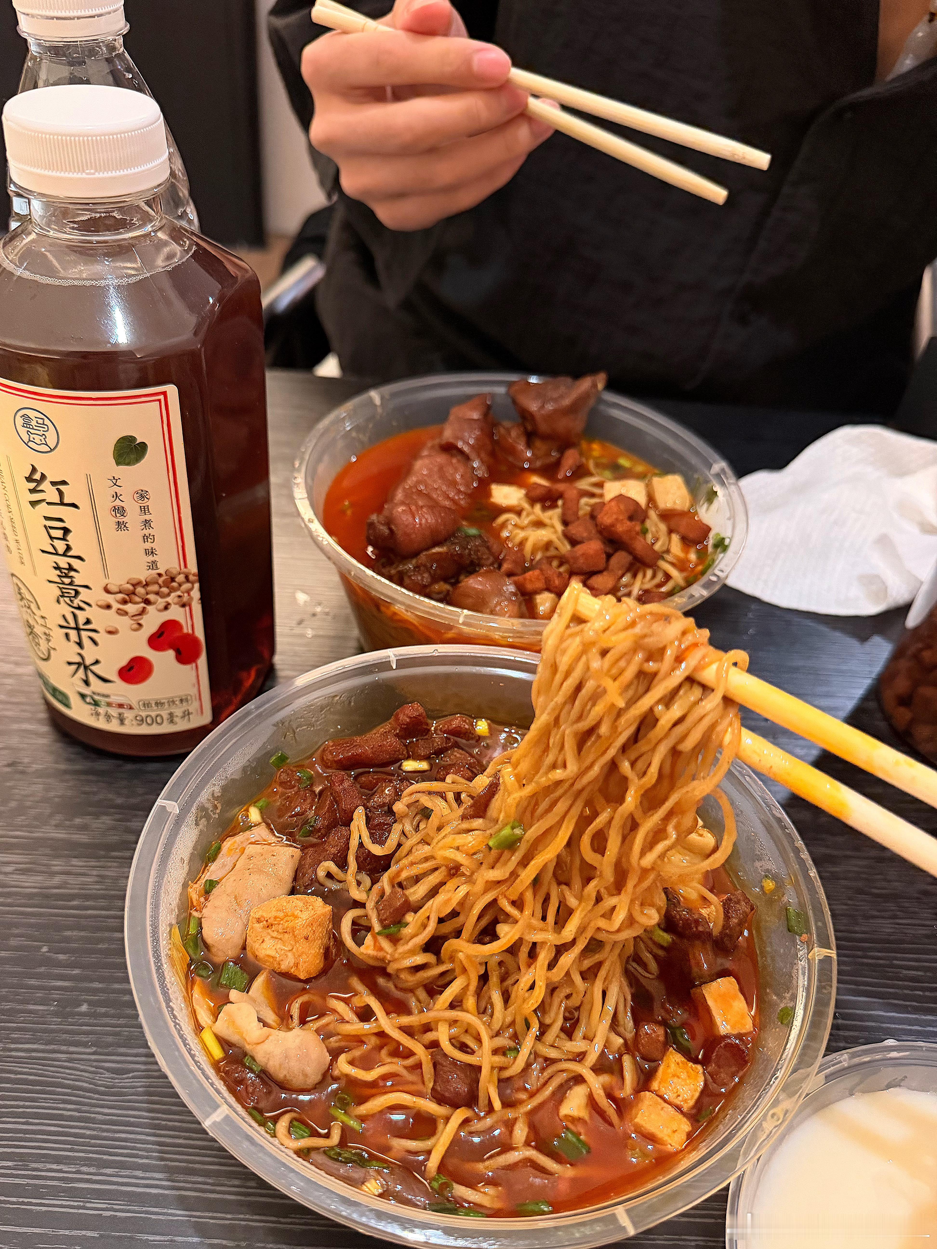 睡醒了...来杯冰美式清空肠道为今天的暴食做好准备夜里被冻醒了空调关了睡了一夜在