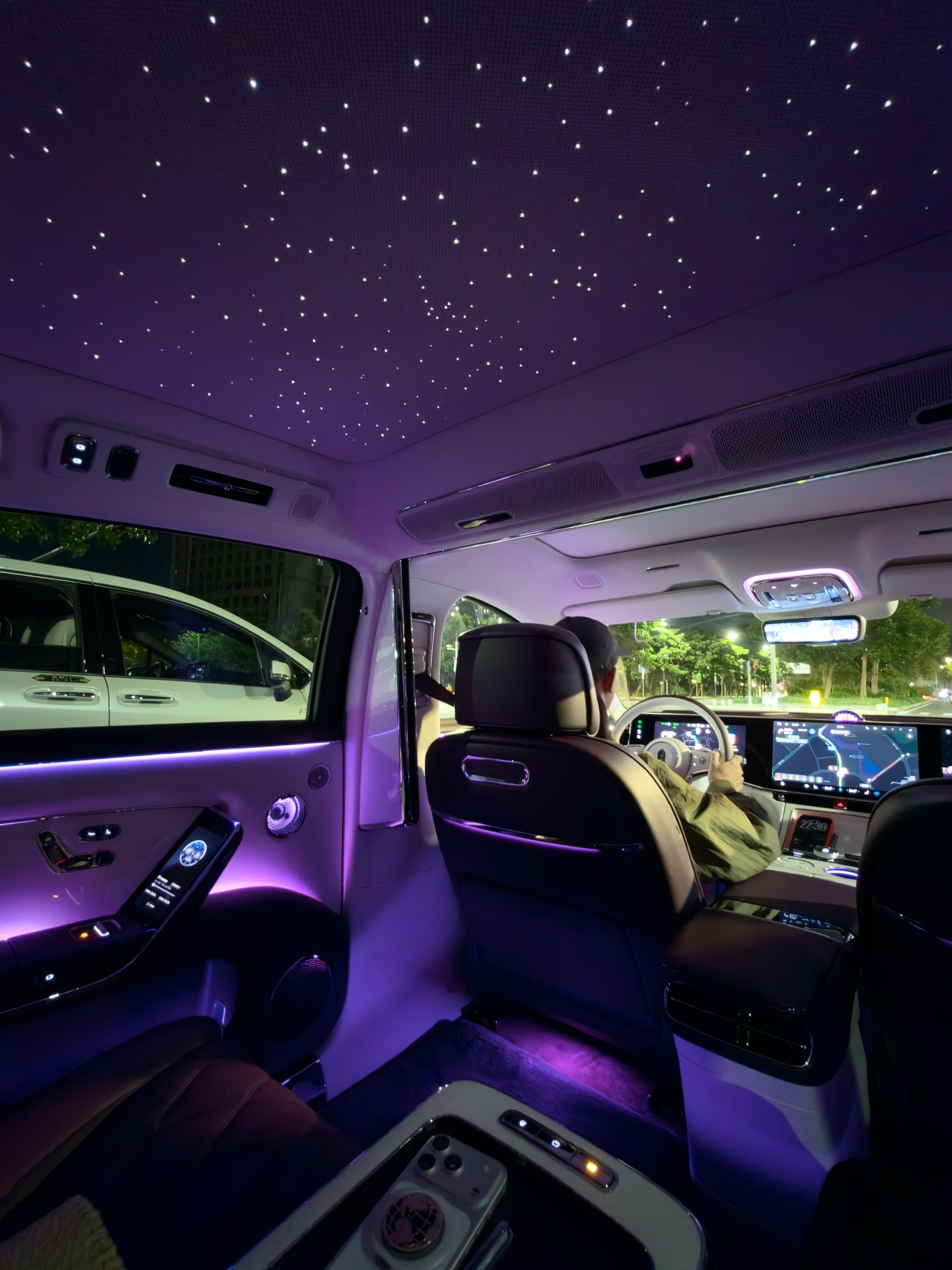 终于都忙完了，明早八点多飞机先去北京，然后再飞十个小时去巴黎。出国的这几天我的尊