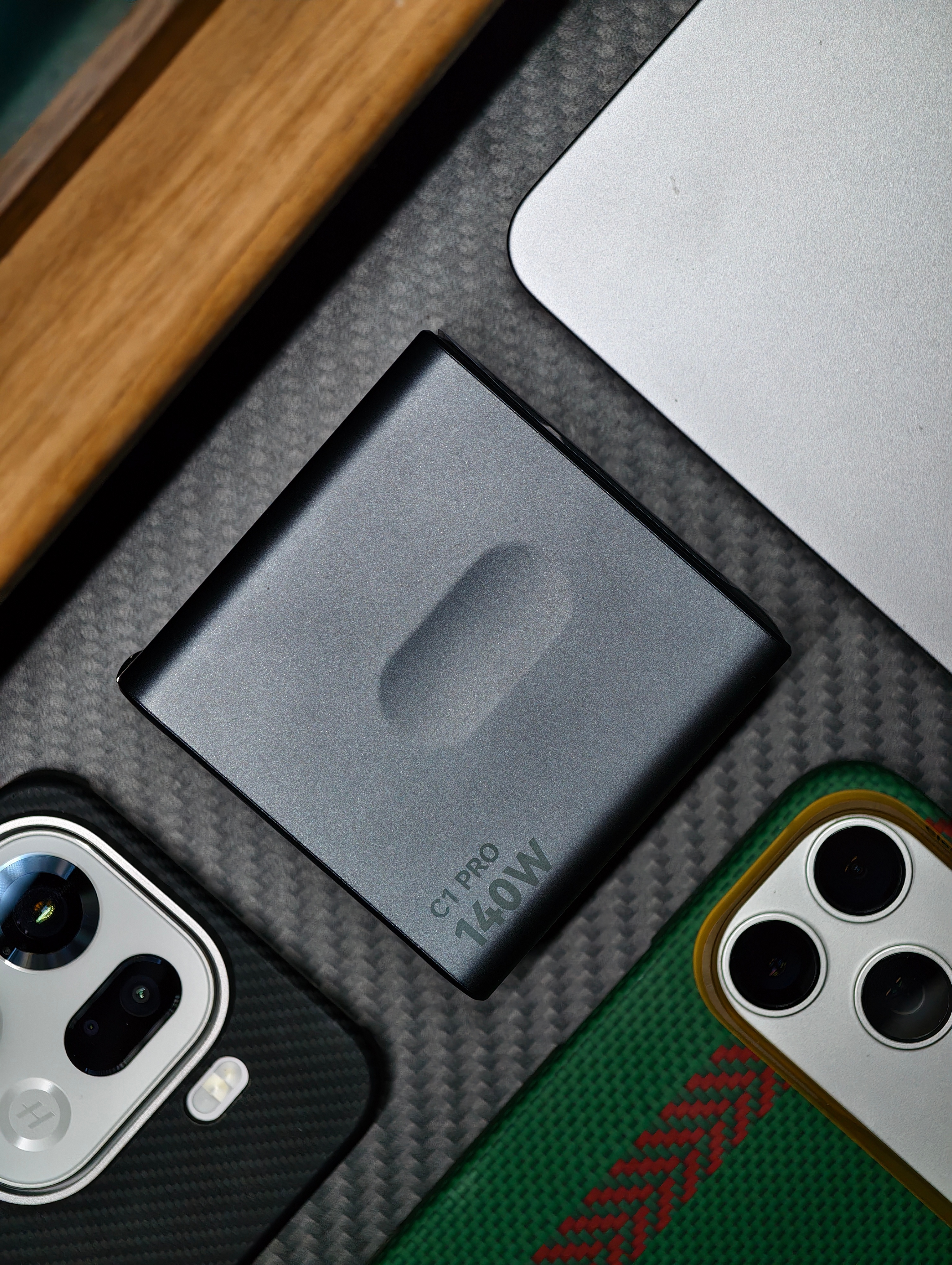 数显充电器又添一猛将～一款海赛力的140W氮化镓充电器，深灰色磨砂外壳与Mac 