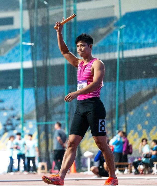 “青春不是一段时光，而是一群人、一个梦、一次永不言弃的奔跑！”——当苏炳添赤脚高