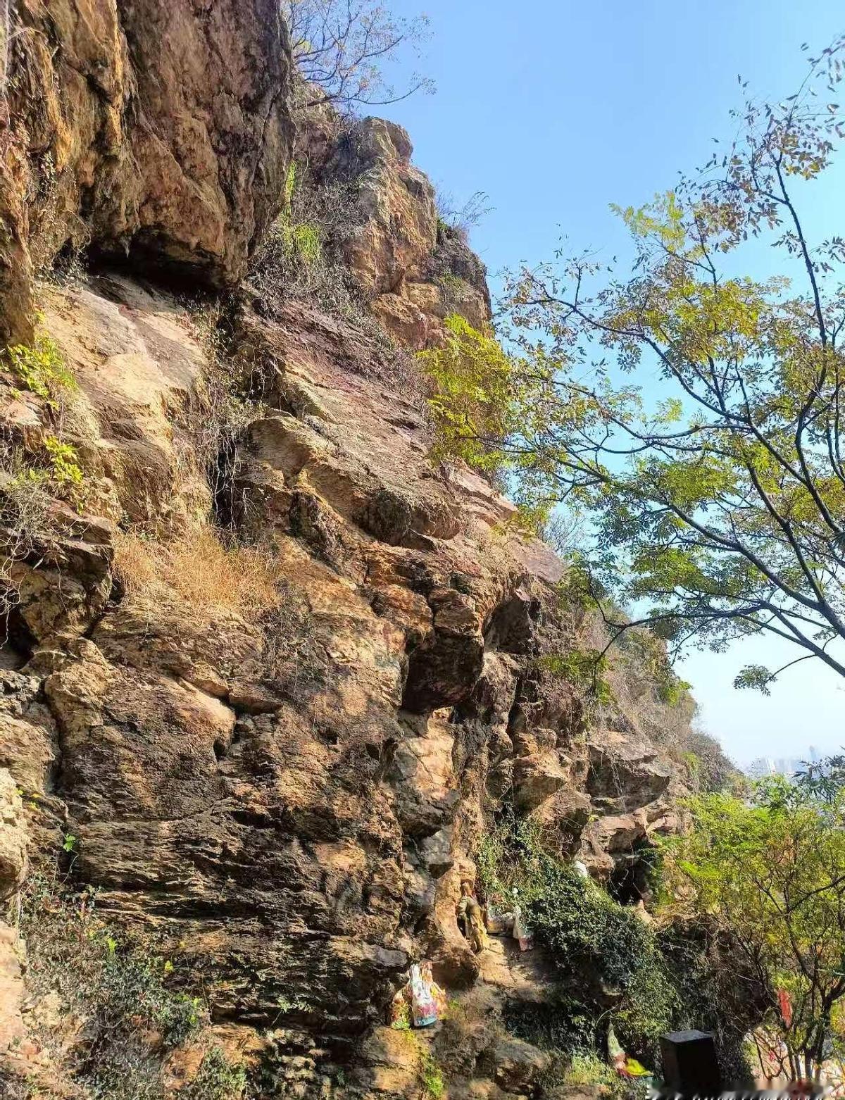 80后不靠运气，靠熬。
两口子二十年，省吃俭用，县城攒下三套房、一辆车。
没暴富