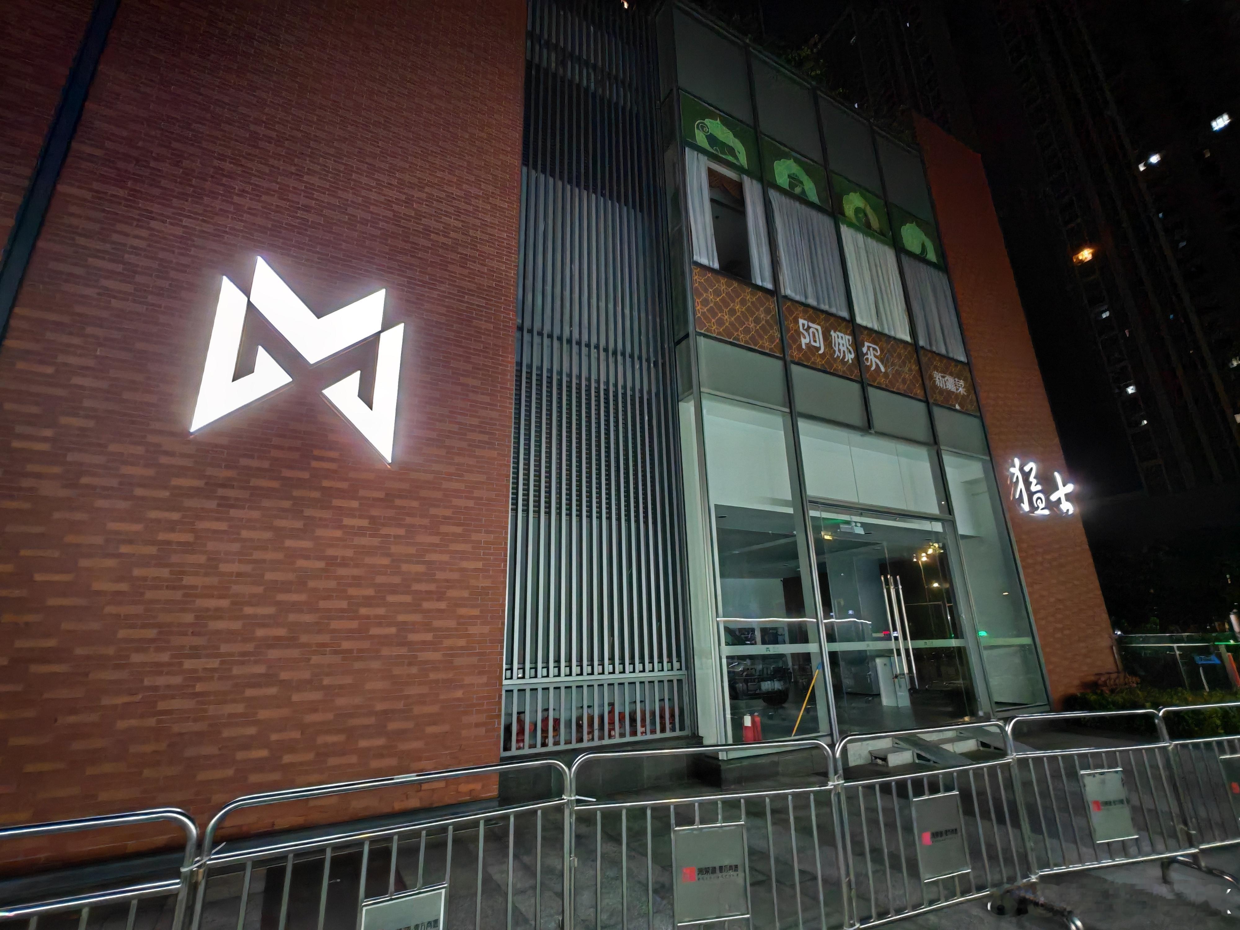 家旁边新开了一家东风猛士专卖店，之前这是岚图汽车的专卖店。猛士M817车身尺寸为