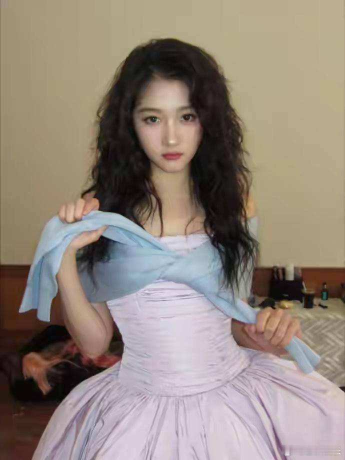 关晓彤 未来请幸福从国民闺女到实力演员，你用坚持打破质疑，未来愿鲜花与掌声常伴，