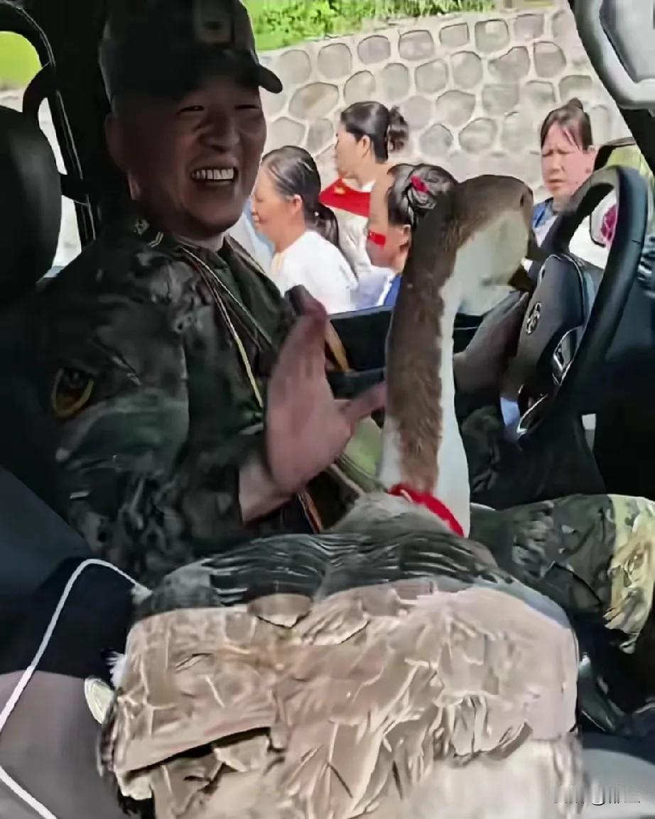 人民解放军，在前往广西洪灾救灾的时候，他们的脸上是带着紧张和严肃的表情去的。但是