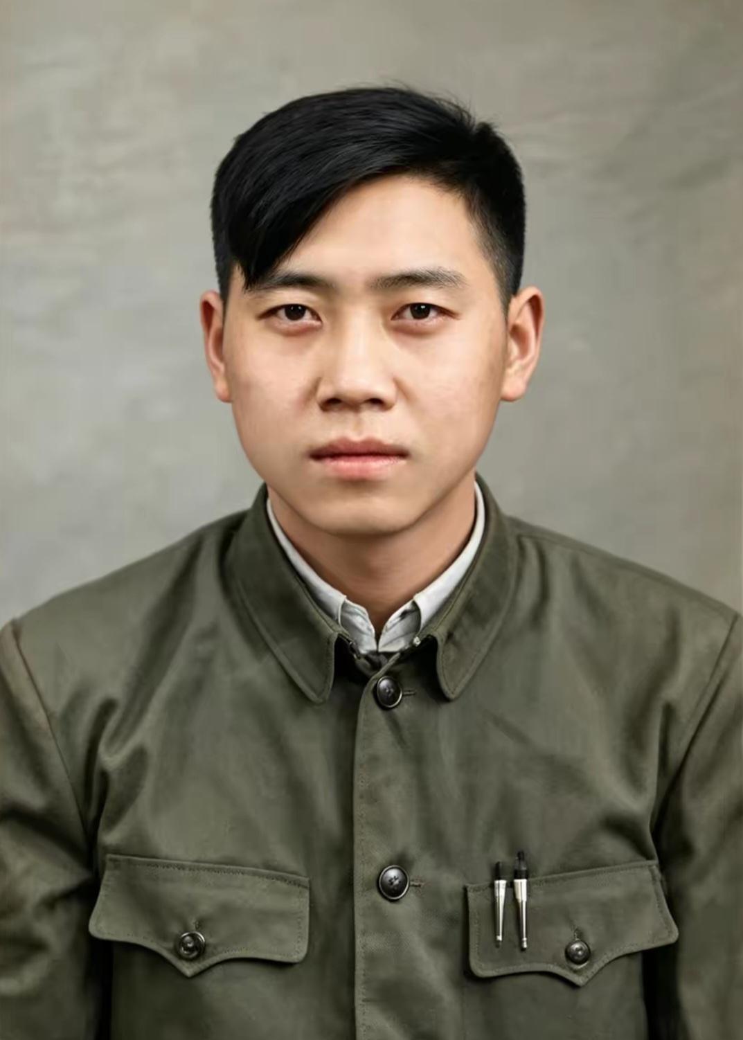 王铎：这是我们小学课本里，朝鲜战争的英雄邱少云的真实照片。你看他的样子，是多么倔