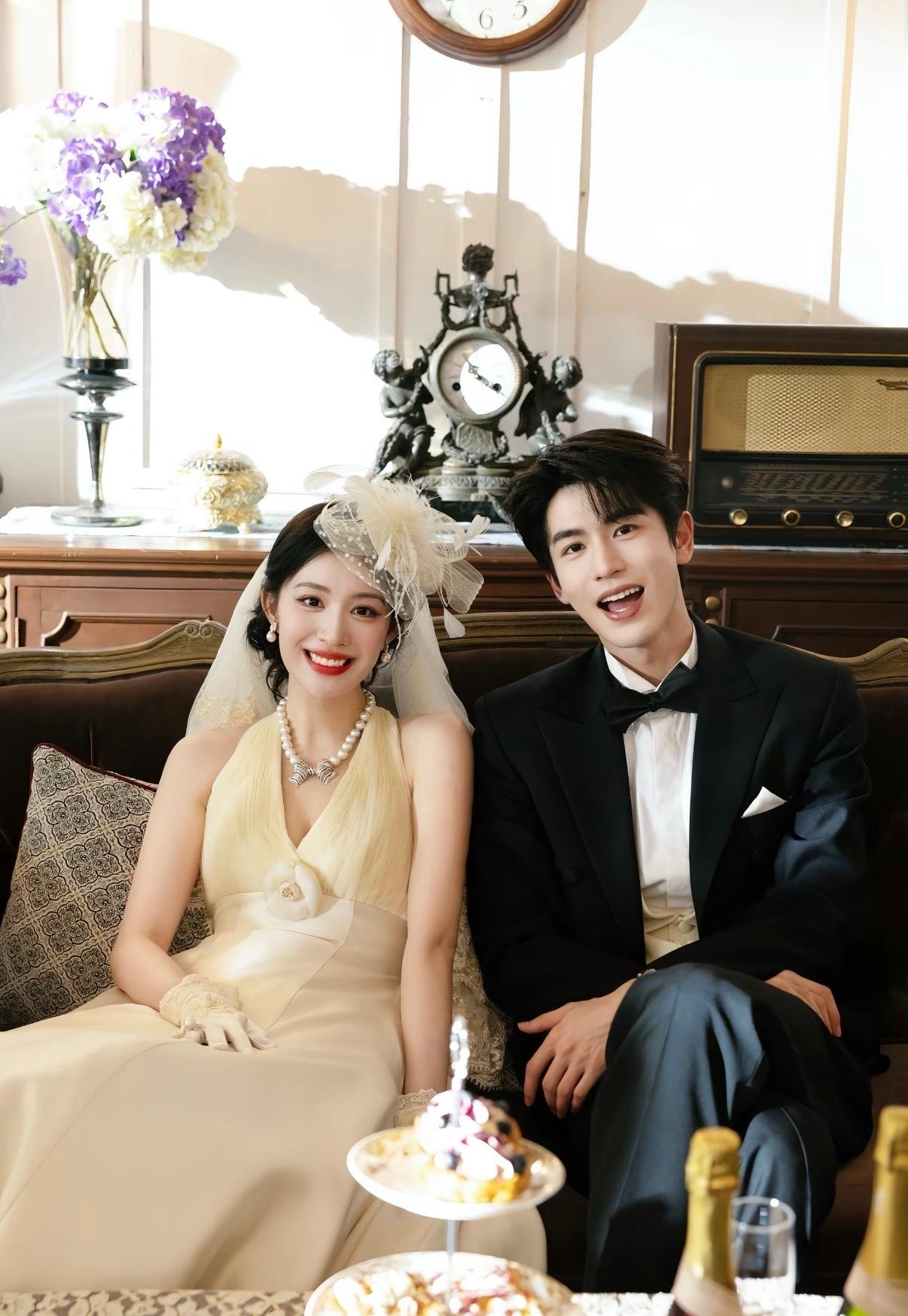 幸福的哭包小姐和独活先生👐🏻
婚纱照简直震撼美味呀，没有不磕的义务 ​​​