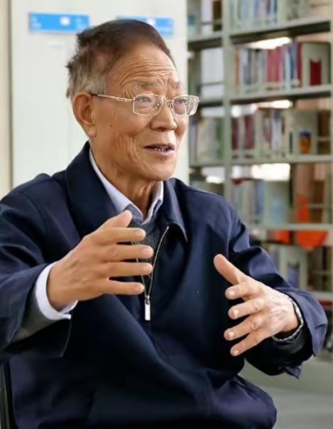 “我老了，不需要那么多钱。”2020年，一生抠门的大学教授王泽霖，却大手一挥捐出