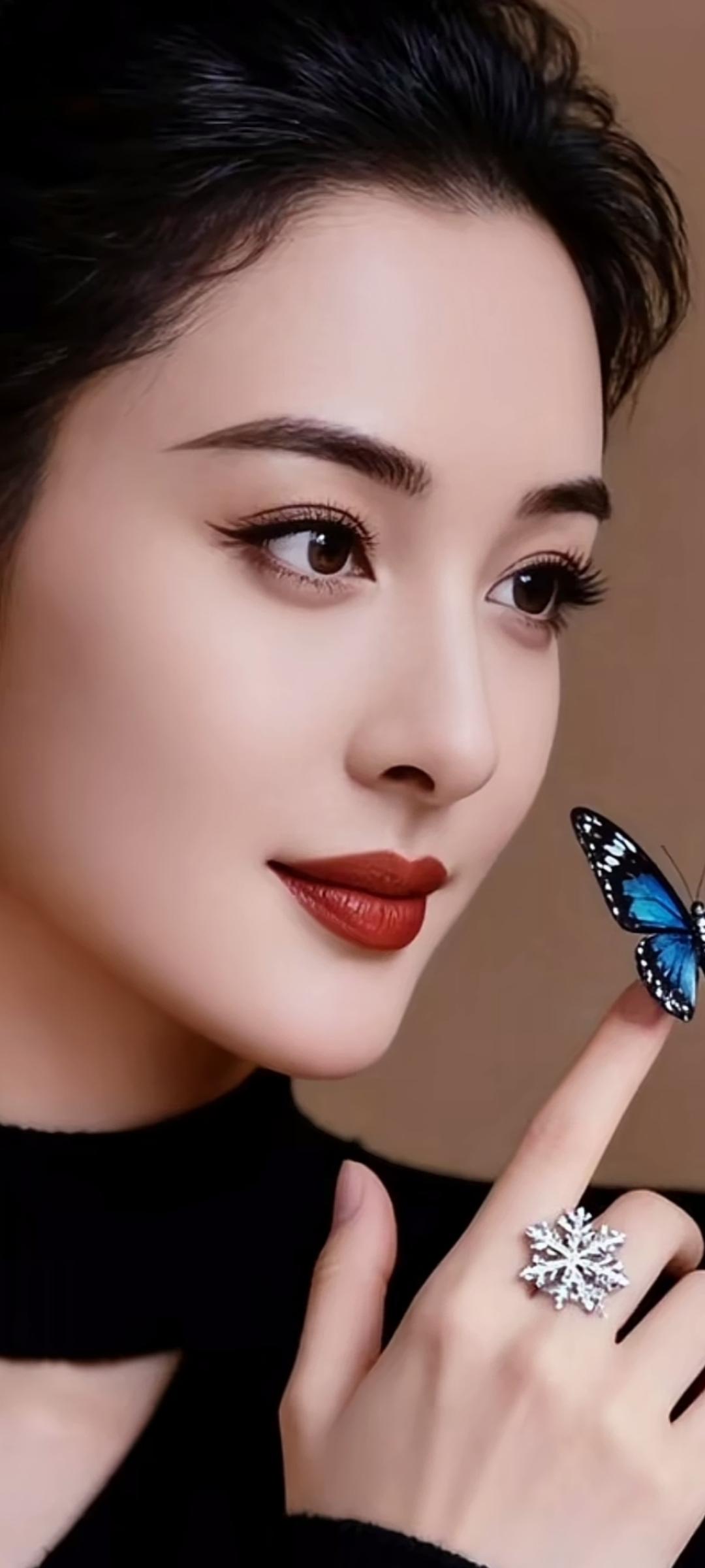 优雅红唇，指尖上的蝴蝶，闪耀的雪花戒指，尽显高贵与神秘。