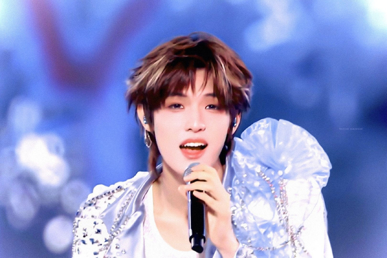 张泽禹唱了鹿晗的歌 张泽禹直播唱了鹿晗的歌《我们的明天》，好温柔治愈的嗓音，也太