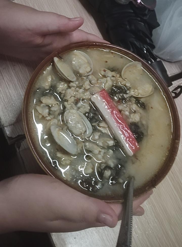 一个同学从内地回来
一下飞机
爸妈做的螃蟹大餐都靠边
打车直奔我家旁边的那个小店