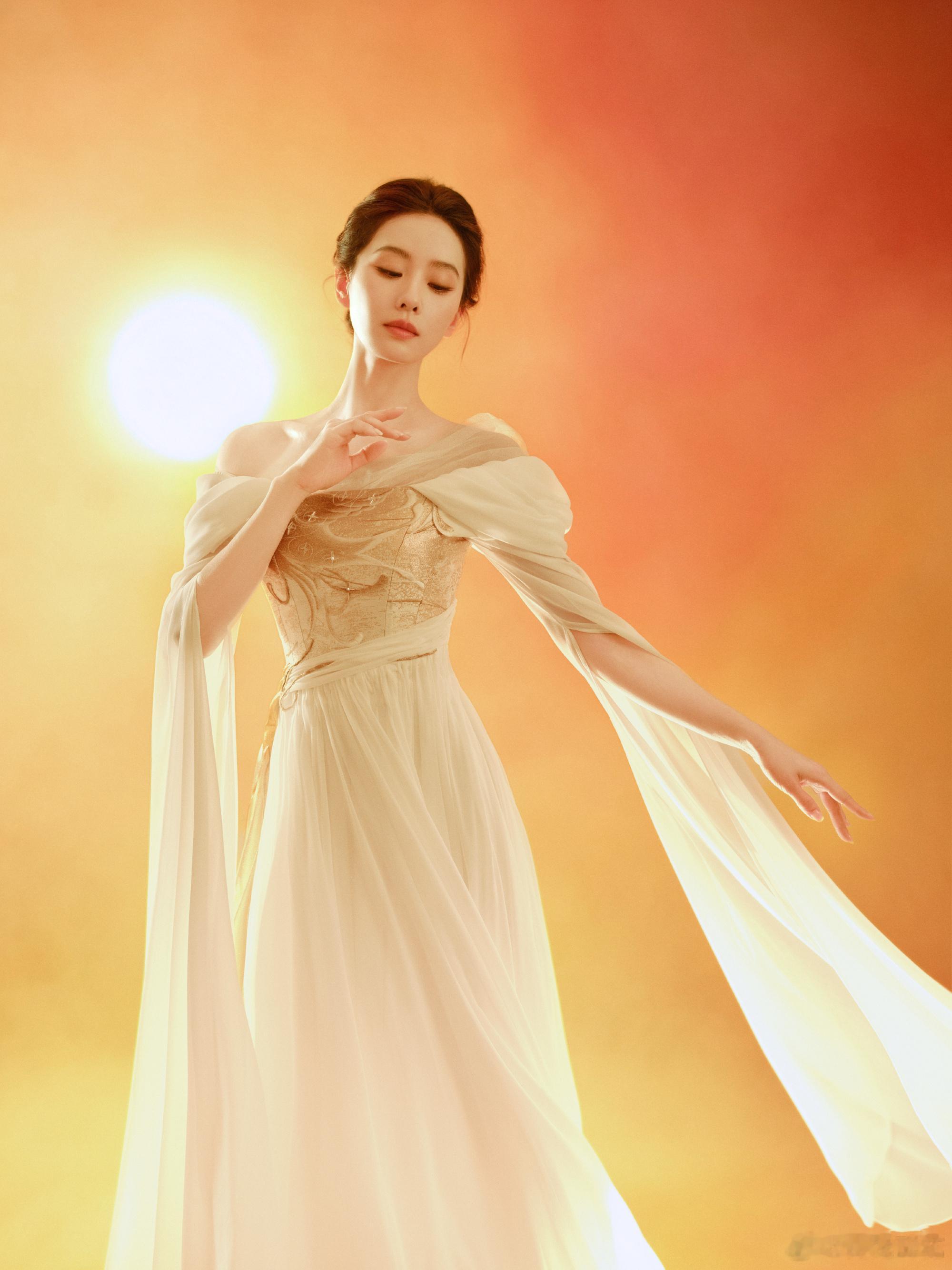 刘诗诗天坛女神诗诗惊喜化身北京国际电影节闭幕式的天坛女神 ！身穿特别定制礼服搭配