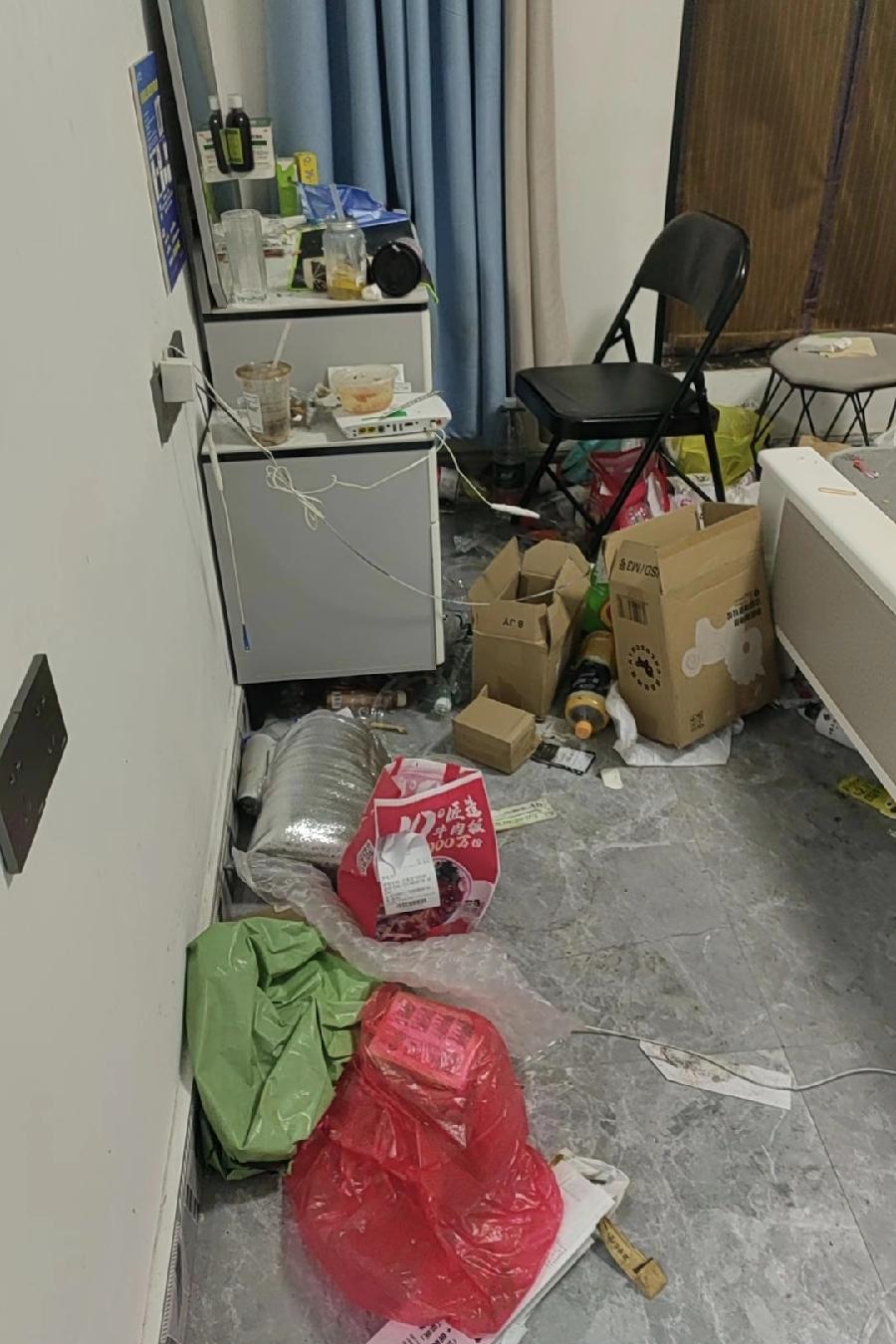 我儿子，和两个女孩合租了一套房子。
昨天，我煮了排骨过去给他送去，敲门出来两个女