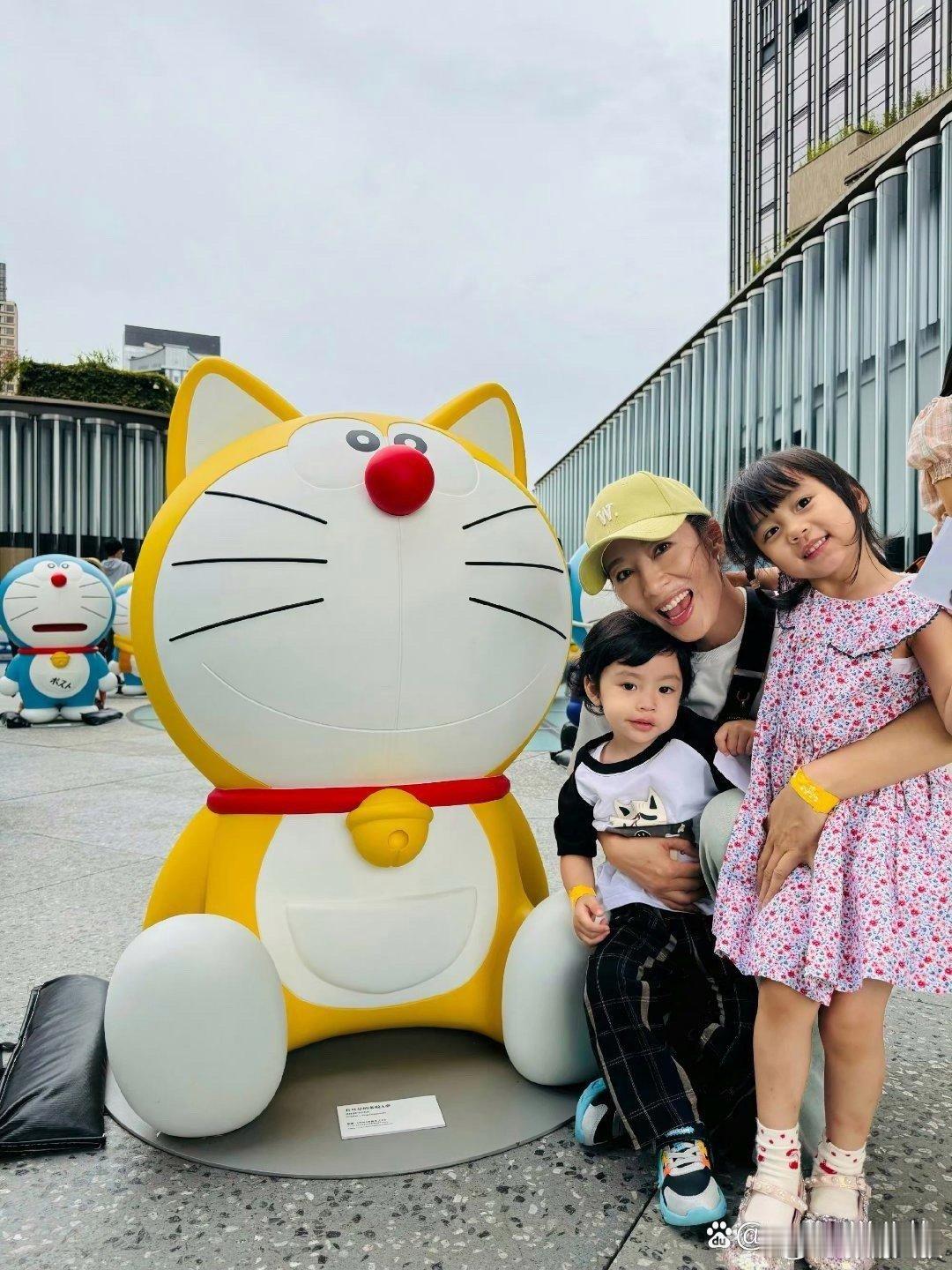 杨怡的两个宝宝真会长，像洋娃娃一样，杨怡也算是苦尽甘来了 ​​​