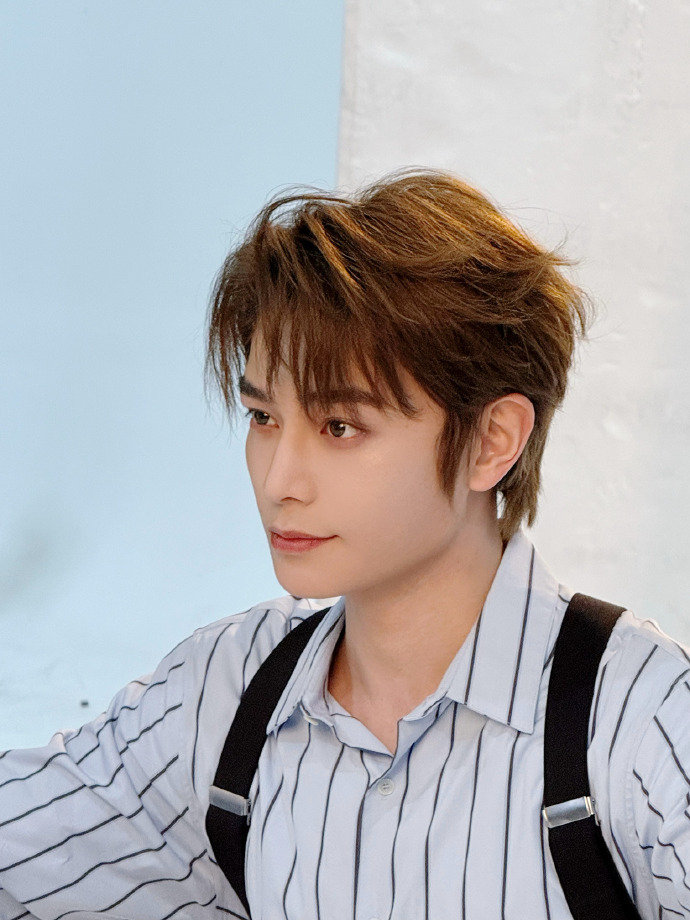 丁禹兮拍摄现场瞬间live 丁禹兮条纹衬衫背带look 丁禹兮条纹衬衫背带loo