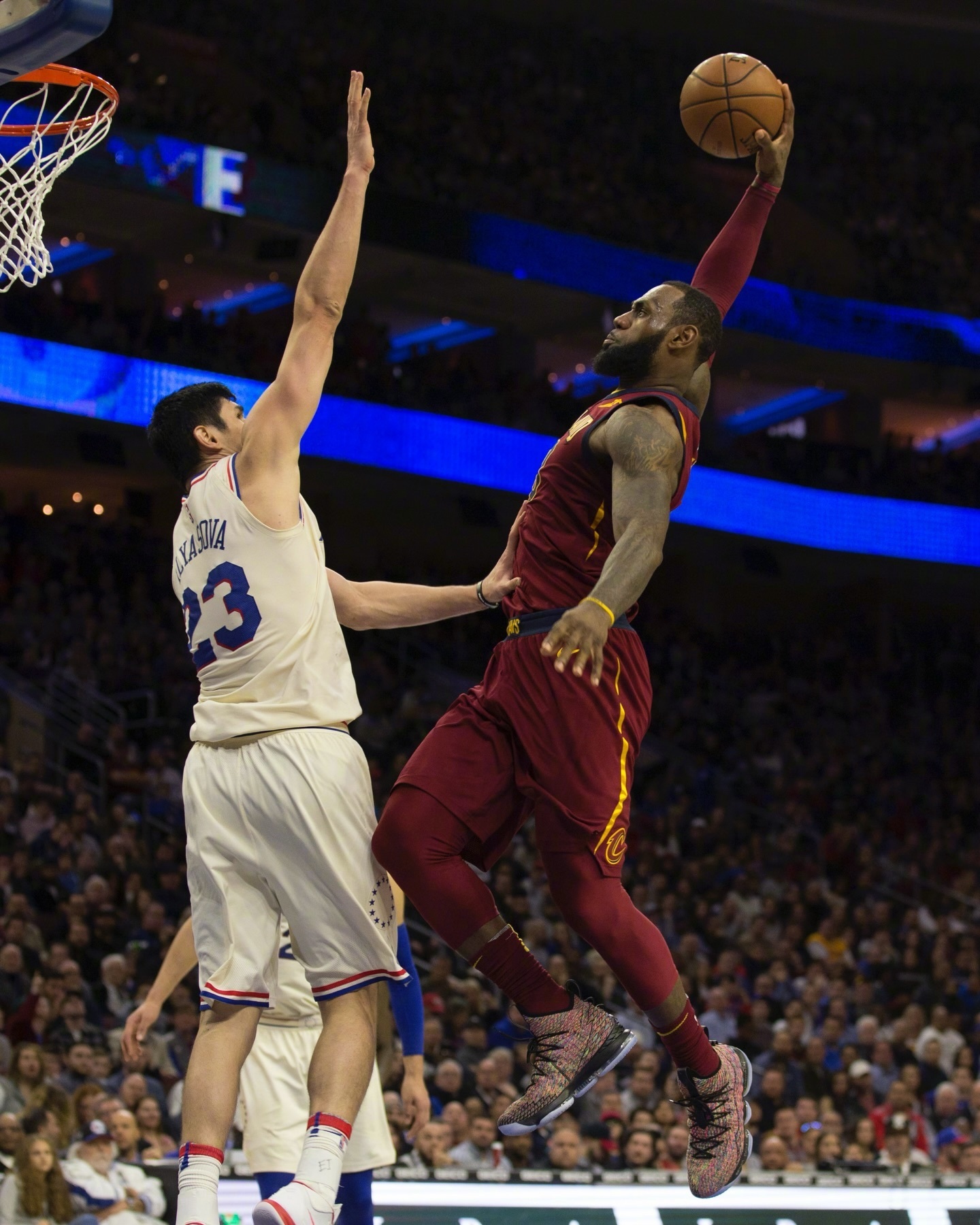 骑士詹姆斯克利夫兰骑士新赛季篮不住 还记得这记经典隔扣吗？ 