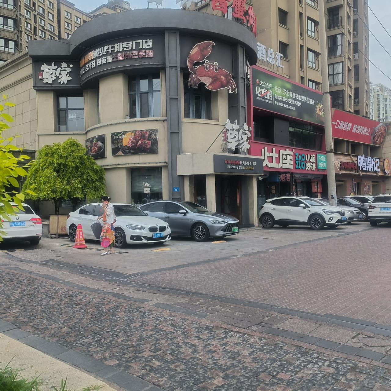 刚才走路，从一美女身边路过，人家打电话告诉老公：你不是要一个书包吗？J行赠一个！