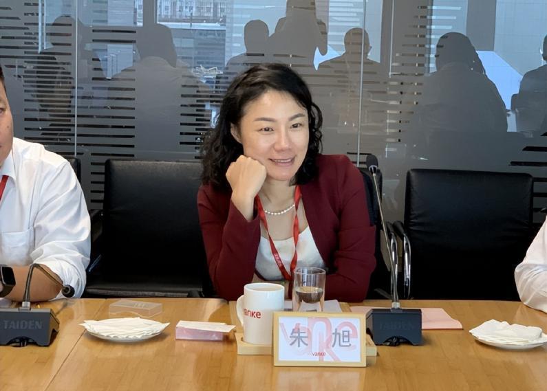中国最贵的女秘书：年薪849万，虽已年近50岁了，还像个少女。这位女秘书就是朱旭
