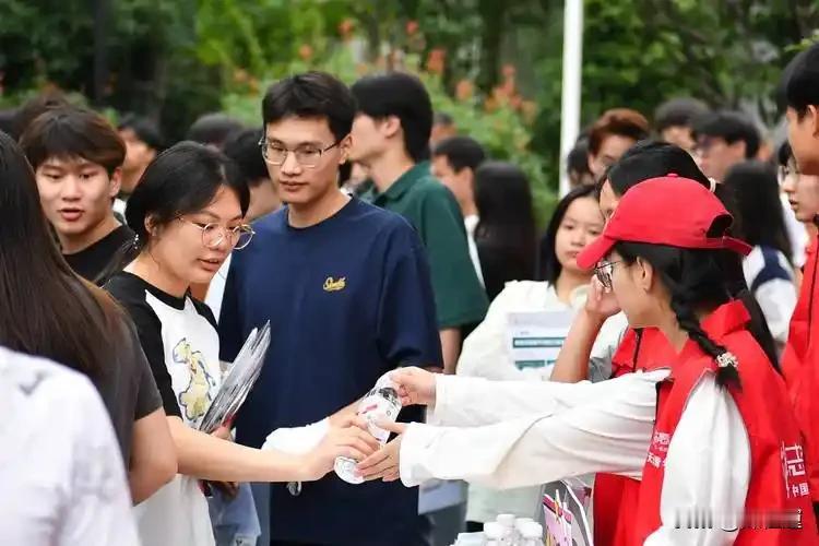 多地投档数据出炉！临床医学集体遇冷，名校位次大幅下滑，年轻人择校逻辑彻底改变
 