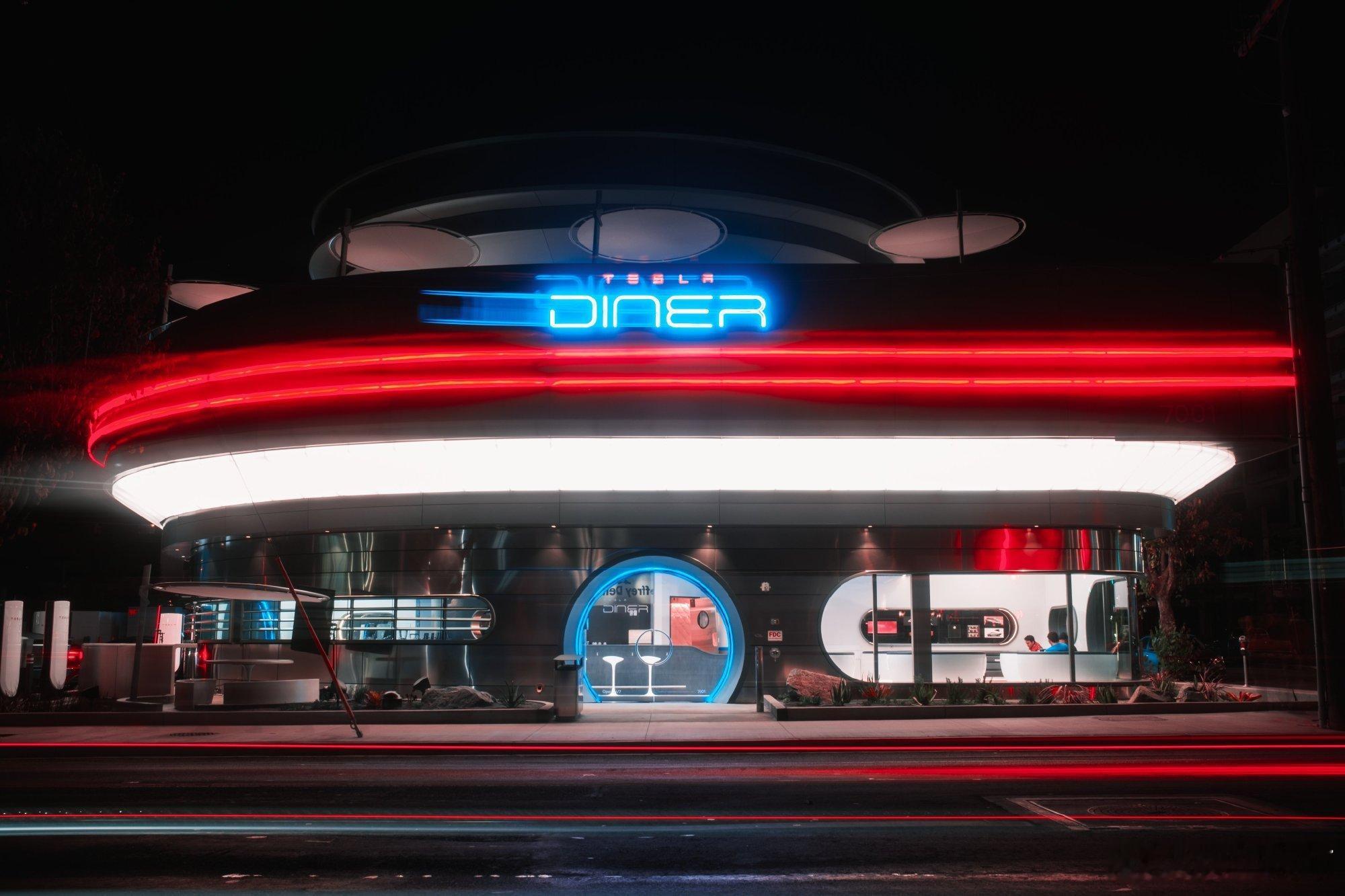 开业当天排队13小时！特斯拉首家超级充电餐厅—Tesla Diner正式开放餐厅