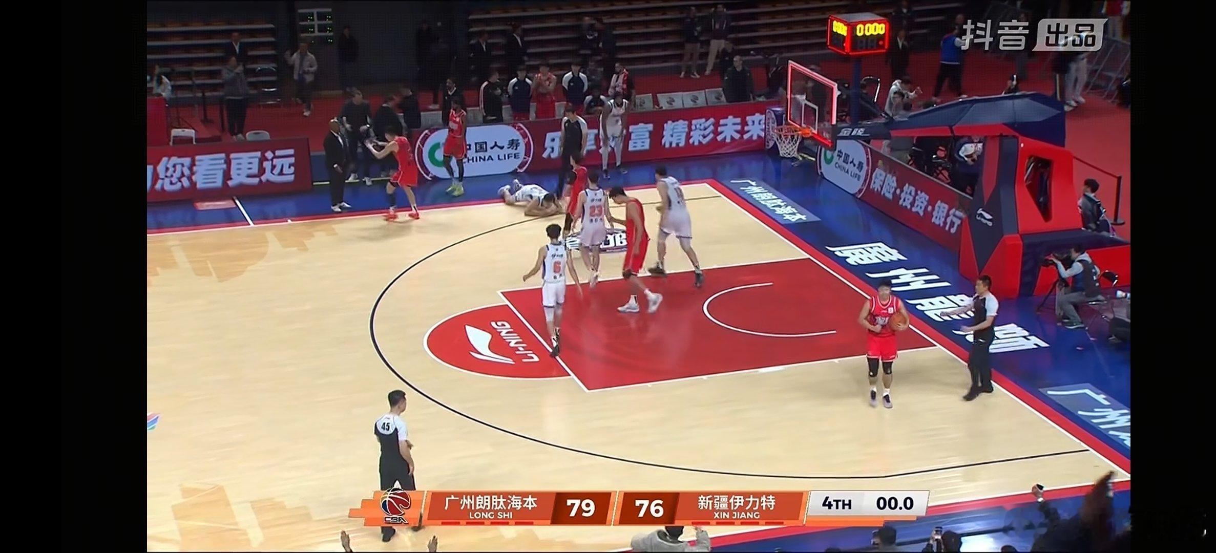 广州龙狮主场战胜新疆伊力特，威金顿面对旧主毫不手软，投进关键的三分球，率队取胜。