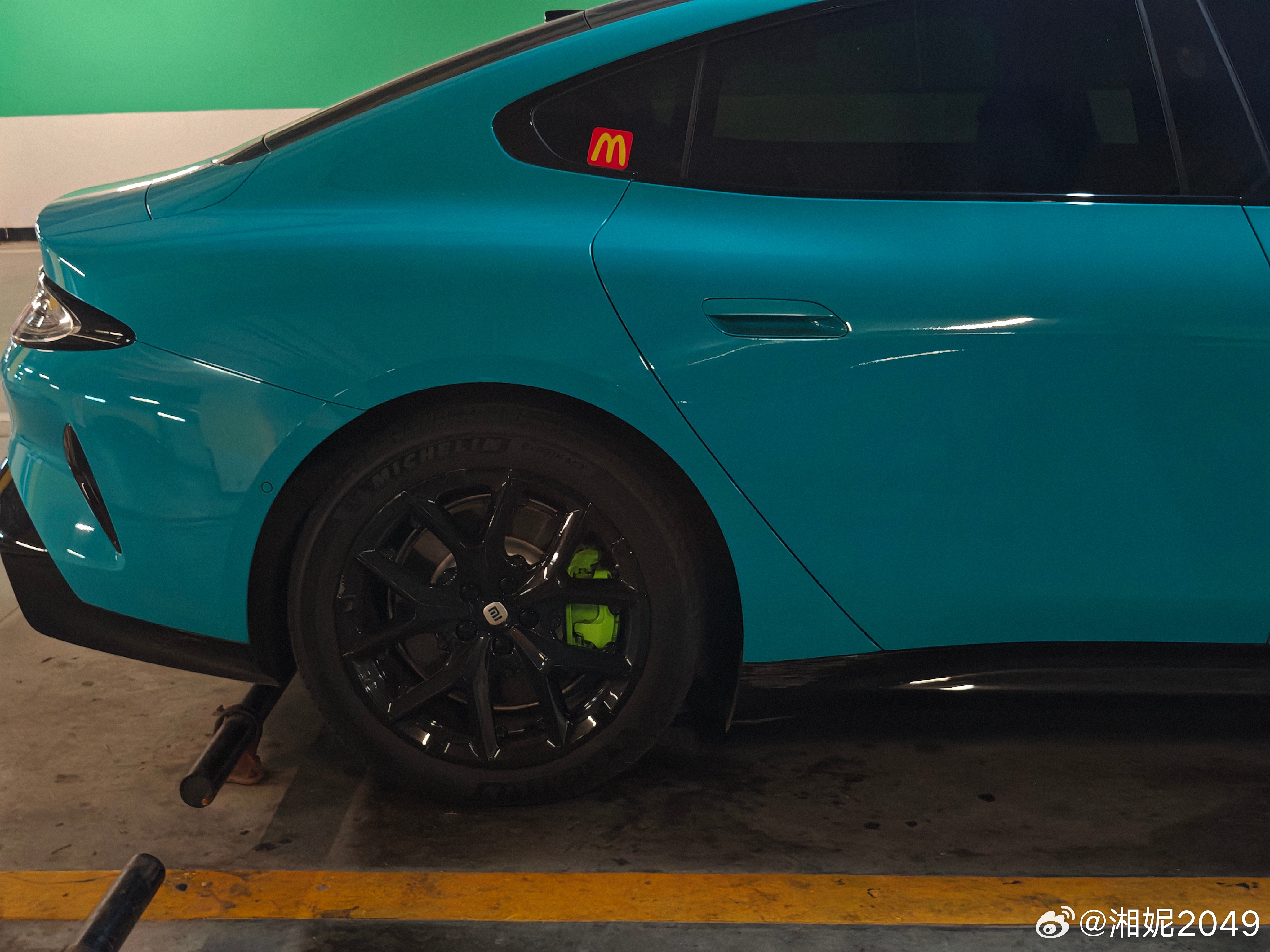 路上看到的初代SU7，改商真的超高，又帅又经济实惠。Pro版的，说白了车主买的时