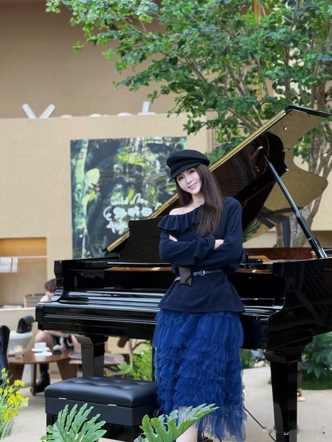 致爱丽丝，
当月光在你睫毛上轻轻停靠，
我把所有未说出口的温柔，
都藏进一枚音符