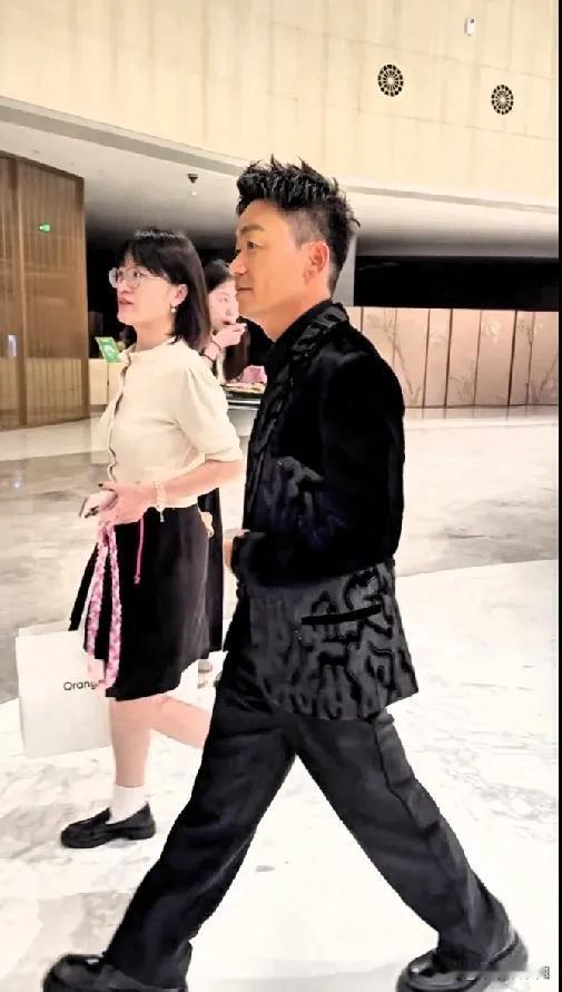 王宝强真的是低调有礼貌！他和助理出席活动，因为走错了方向掉头往回走的时候，偶遇女