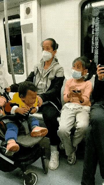 稚子何罪之有呢？
一大妈推着婴儿车带着两个孩子坐地铁，不知何故一孩子一直啼哭，生