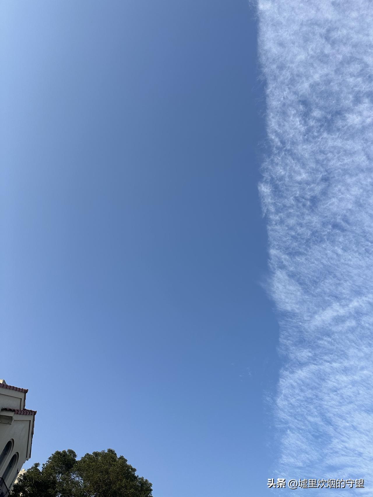 第一眼看去，这还是天空吗？一边是碧蓝的天空，没有一丝杂，像悬在空中的一面镜子，一