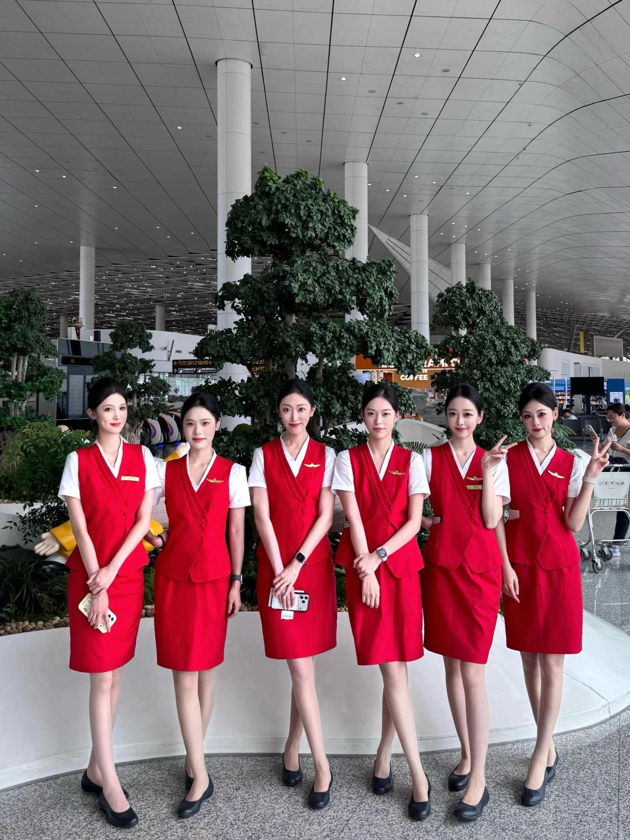 航空学院的学妹们开始实习了，制服一穿有模有样！航空航天学校