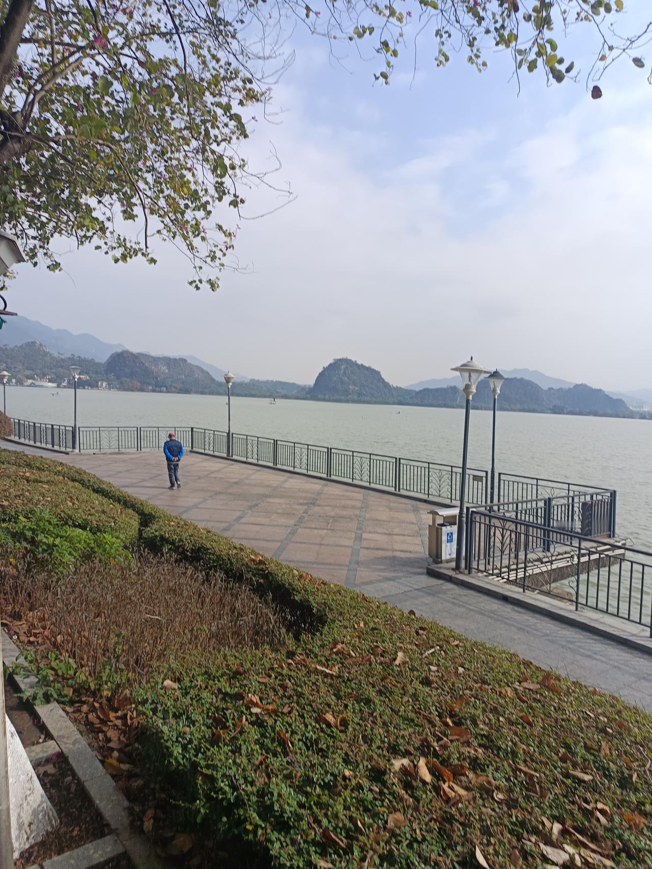 在肇庆，有件事
我不知道怎么说才好
我发现了一个很严重的问题



家人们谁懂啊