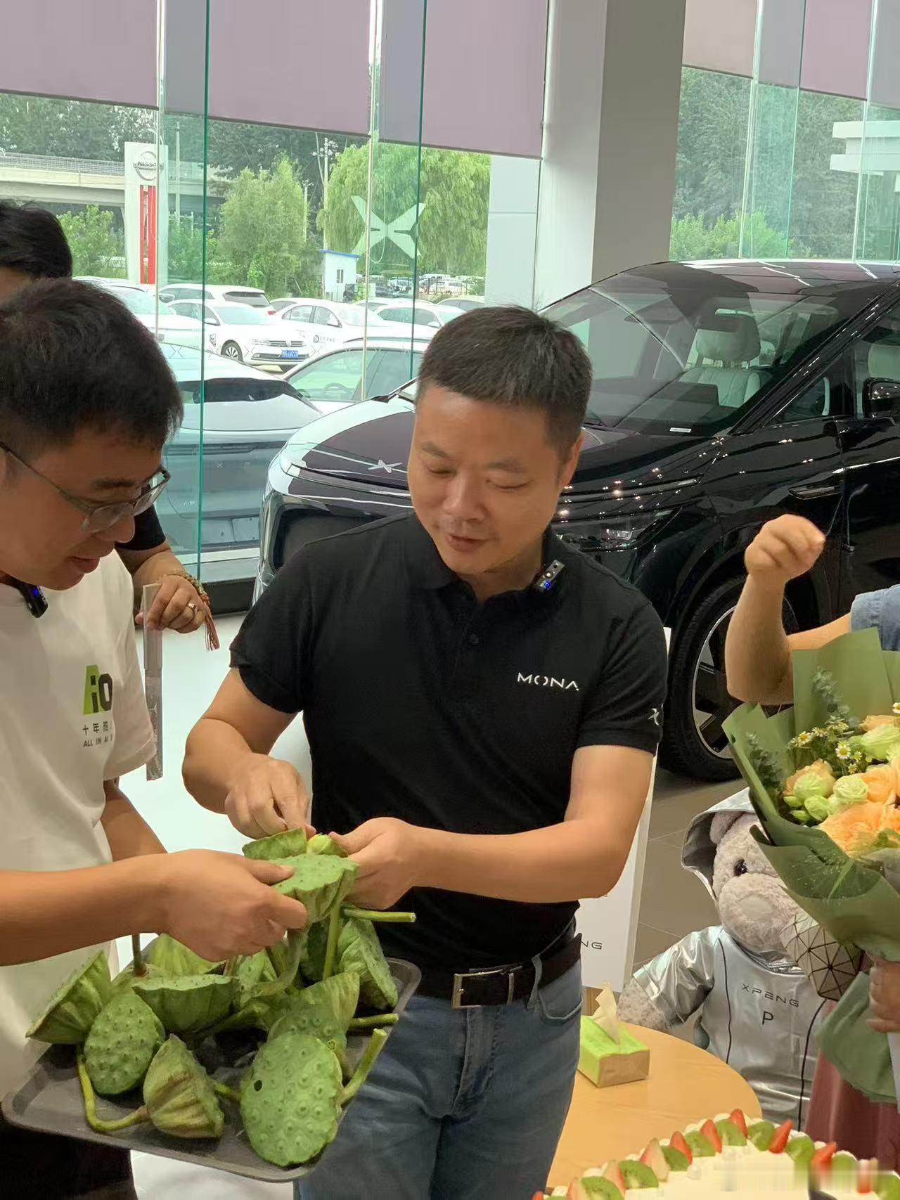 今日，大师兄现身北京销售门店，不仅亲自为用户试驾新车，还亲手交付车辆，鹏总以实际