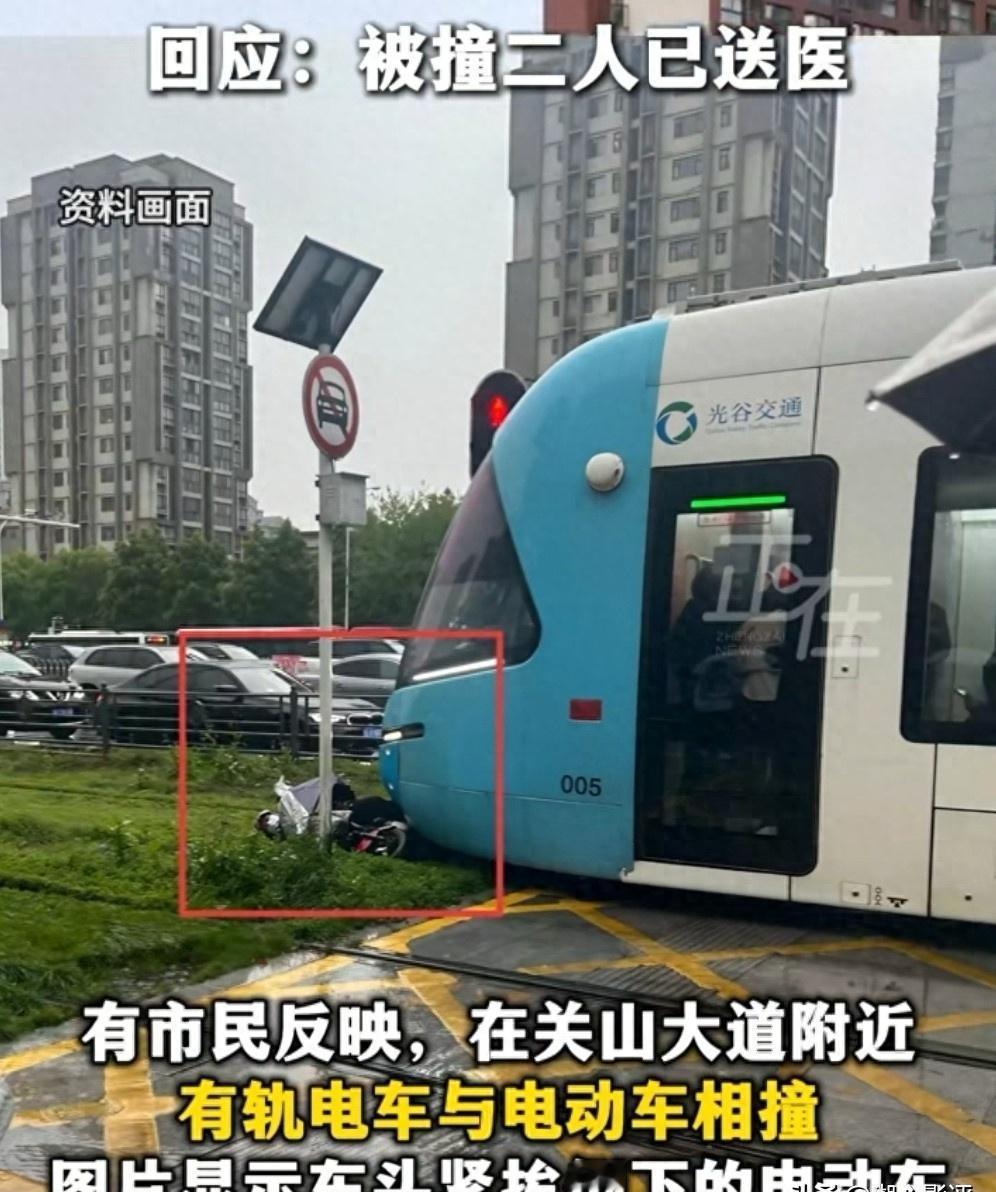 武汉有轨电车与电动车相撞路口明明设有红绿灯，电动车还随意横穿乱闯，交通安全规则完