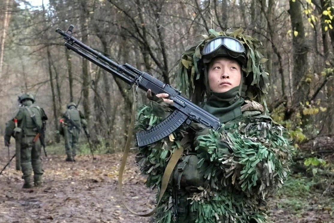 远赴异国他乡投身战斗的亲密战友……

他们训练有素，历经血与火的淬炼，每一刻都弥